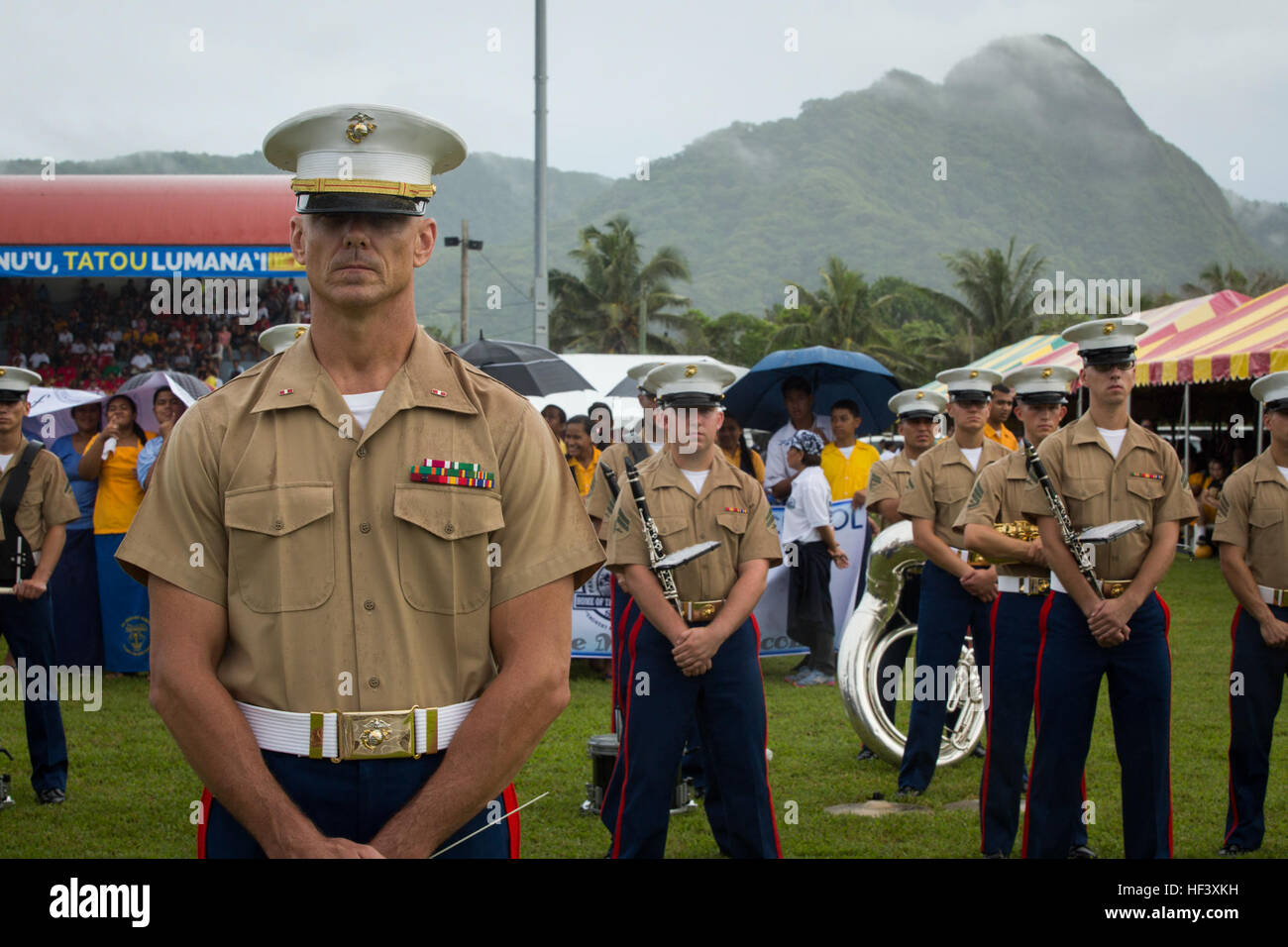 Stati Uniti Marine Chief Warrant Officer 3 Brian Sherlock, banda officer, U.S. Marine Corps forze, Pacific band esegue durante la Giornata di bandiera Cerimonia in Samoa Americane apr. 18, 2016. La band ha viaggiato a Samoa americane di partecipare alla loro bandiera annuale cerimonia della giornata. (U.S. Marine Corps combattere la fotocamera foto di Sgt. William L. Holdaway/RILASCIATO) MARFORPAC Band in Samoa Americane 160418-m-CP369-103 Foto Stock