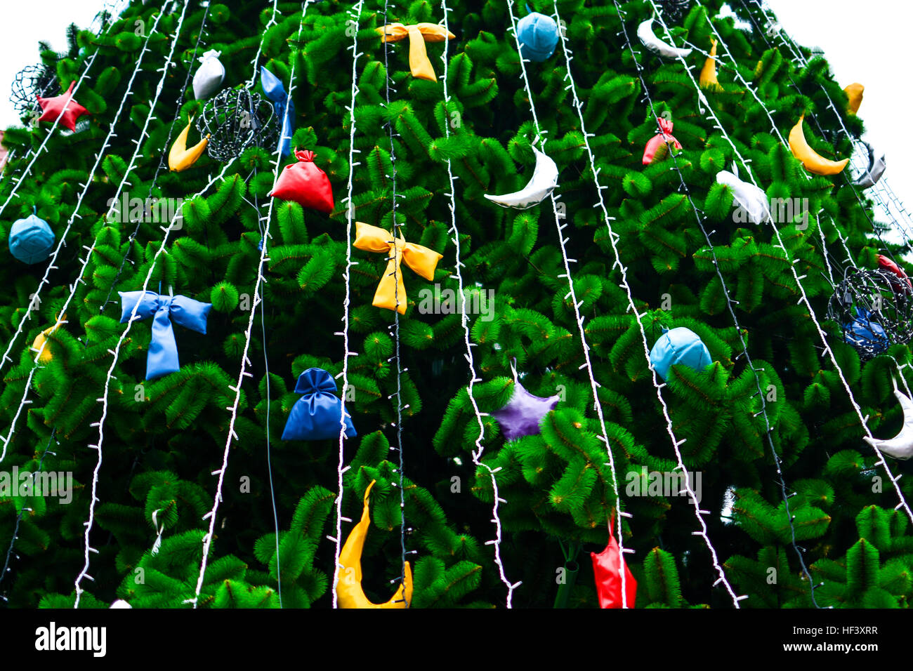 Grande albero di Natale decorato giocattoli e la sfera. Per celebrare il nuovo anno. Foto Stock