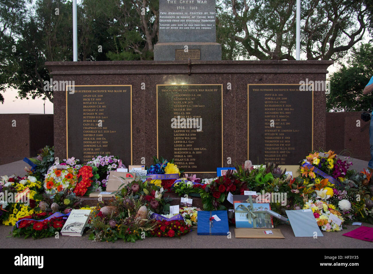 Fiori e ghirlande, carte e altri doni sono previste vicino a Darwin il Cenotafio durante l Australia e la Nuova Zelanda Esercito GIORNO Dawn Servizio in Darwin, Territorio del Nord, l'Australia, 25 aprile 2016. ANZAC Day commemora l'anniversario dello sbarco in Australia e Nuova Zelanda Esercito sulle rive di Gallipoli durante la I guerra mondiale ed è diventato una vacanza in Australia e Nuova Zelanda per onorare i veterani. Marines con Marine forza rotazionale - Darwin ha onorato la vacanza di marciare in parata e partecipare alle cerimonie. MRF-D consente di Marines e membri dell'Austral Foto Stock