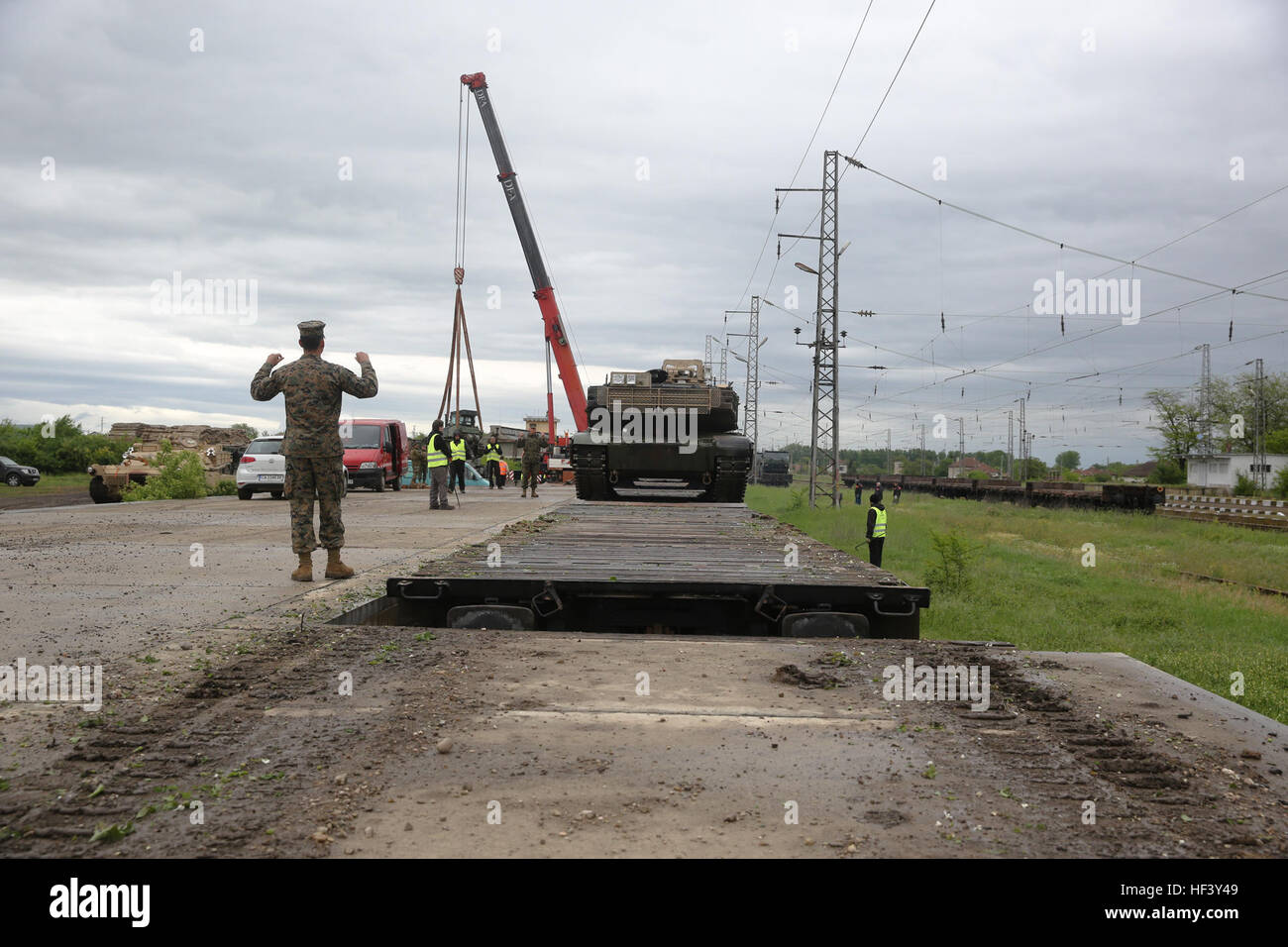 Stati Uniti Lancia Marine Cpl. Jose Cintron, un M1A1 crewman del serbatoio, con il Mar Nero forza rotazionale, sinistra, guida il conducente di un M1A1 Abrams serbatoio con bracci combinato società fuori la rampa dopo un movimento dalla Romania alla Bulgaria di partecipare al platino Lion 16-3, 26 aprile 2016. Marines teamed in su con host-nazione i lavoratori di rapido ed efficiente di spostare il CAC da paese a paese. CAC parteciperà in platino Lion 16-3 inizio Maggio 9, 2016 al fine di formare con gli alleati della NATO in meccanizzata e combinato a integrazione di armi. (U.S. Marine Corps Foto di Cpl. Immanuel M. Johnson/RILASCIATO) U.S. Mar Foto Stock
