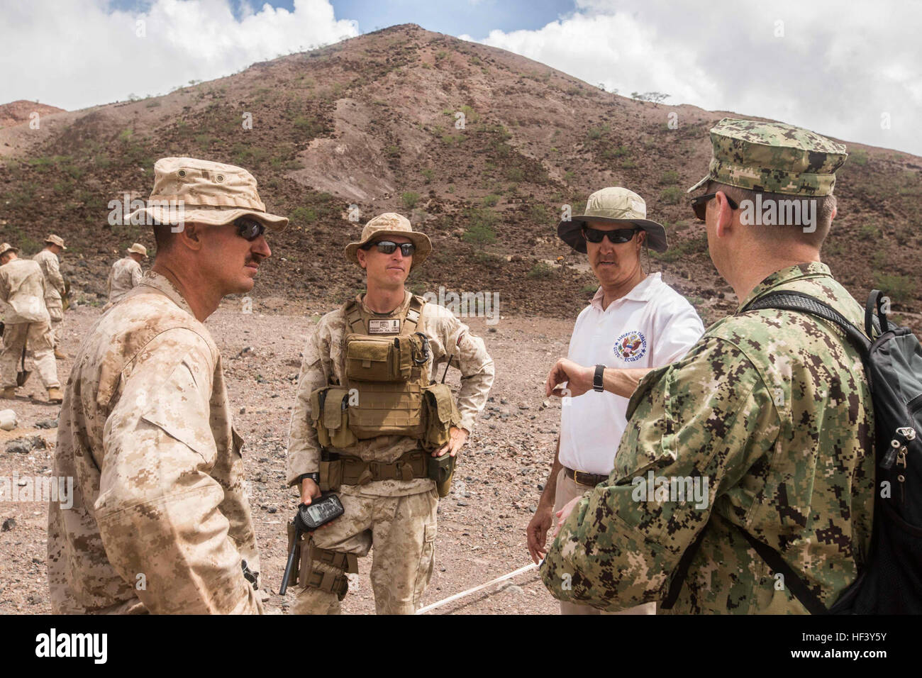 Gibuti, Africa (Aprile 27,2016) --Tom Kelly, U.S. Ambasciatore a Gibuti, saluta Marines con xiii Marine Expeditionary Unit prima di condurre un live-Incendio campo in Gibuti, 27 aprile 2016. Xiii MEU è in conduzione supporto formazione al fine di mantenere la professionalità e la prontezza di combattimento mentre distribuito con il Boxer anfibio gruppo Pronto durante il Pacifico occidentale Deployment 16-1. (U.S. Marine Corps foto di Cpl. Alvin Pujols/RILASCIATO) U.S. Ambasciatore visite Gunsmoke Gibuti 160427-M-NM524-005 Foto Stock