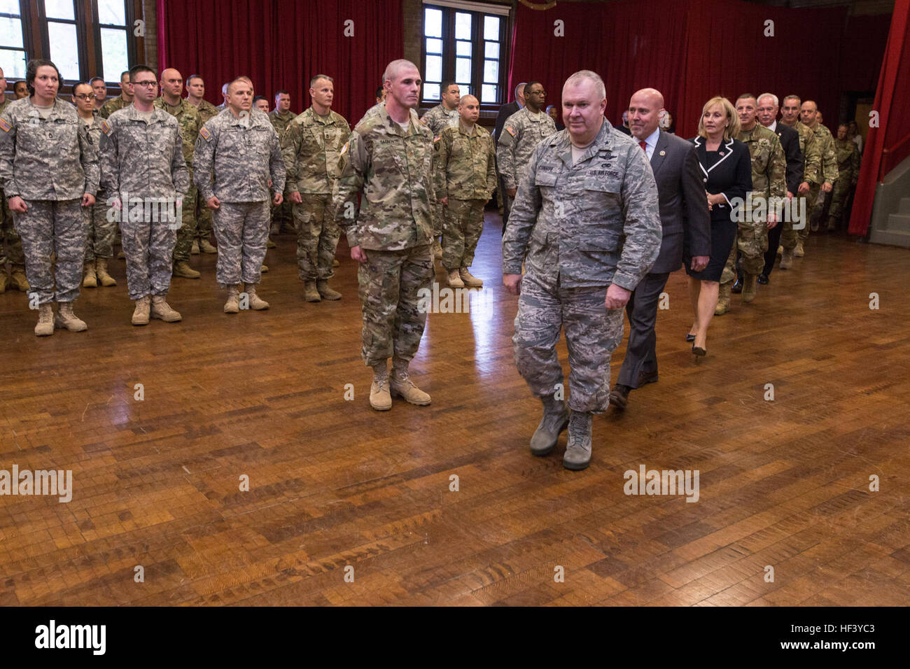 Brig. Gen. Michael L. Cunniff, anteriore, l'Aiutante Generale del New Jersey, seguita dagli Stati Uniti Rep Tom MacArthur, New Jersey terzo quartiere congressuale, New Jersey Lt. Gov. Kim guadagno e altri membri del partito ufficiale immettere la Guardia Nazionale Armory in Lawrenceville, N.J., 3 maggio 2016, di aggiudicare il servizio umanitario medaglia al New Jersey Esercito e Air National Guard soldati e aviatori. Più di 80 New Jersey Esercito e Air Guard i deputati hanno ricevuto il servizio umanitario medaglia per la loro assistenza nel Superstorm Sandy rescue, ripristino e ricostruzione di sforzi. Più di 2.200 soldati e Foto Stock