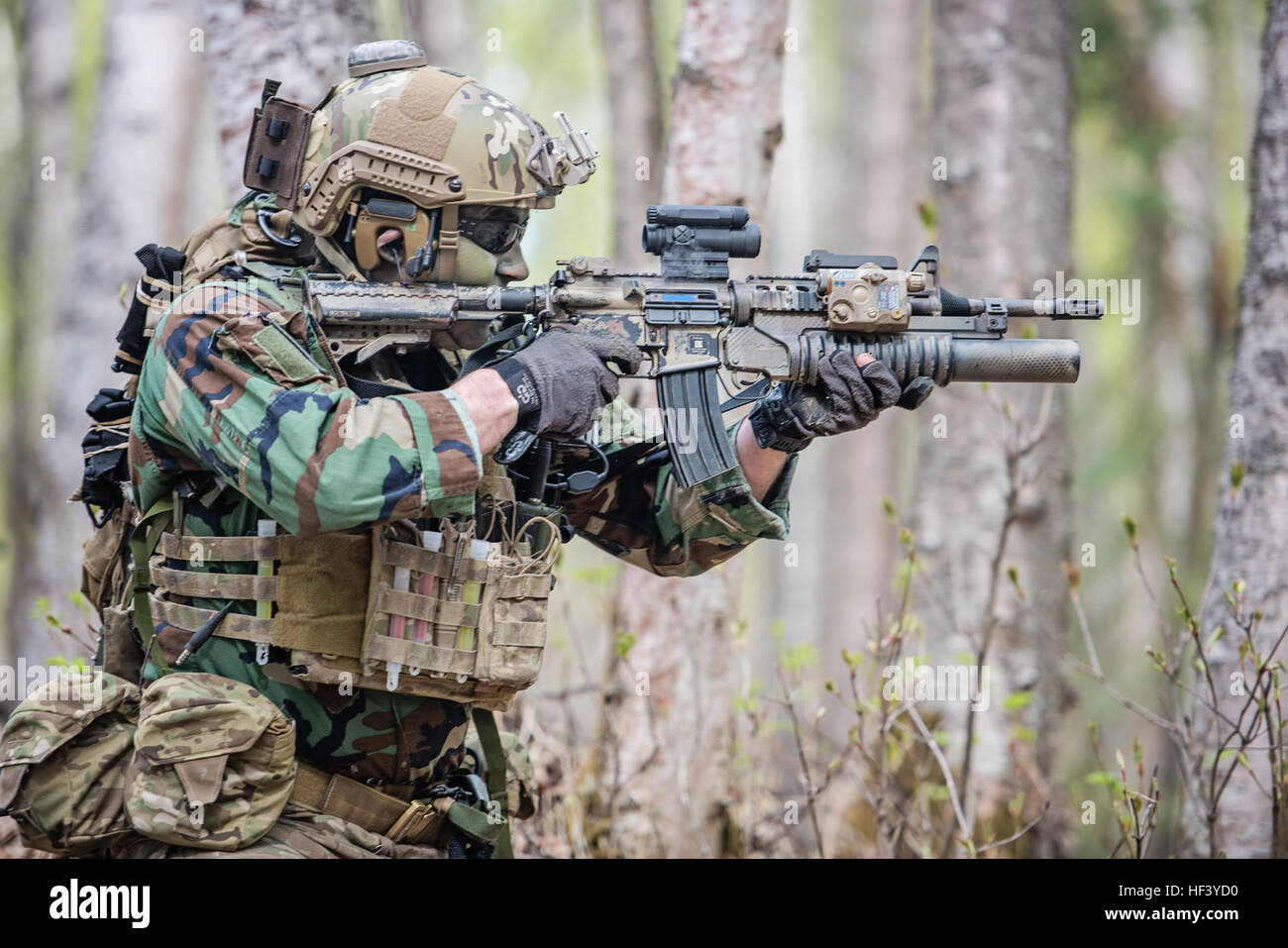 Un U.S. Airman assegnato all'Alaska Air National Guard 212th della squadrone di salvataggio partecipa a una massa-casualty evento di formazione di base comune Elmendorf-Richardson, Alaska, 4 maggio 2016. L'esercizio consisteva di una tattica di pattuglia del piede nei boschi della base comune, dove il salvataggio ai membri del team di ricerca di vittime di incidenti segnalati. (U.S. Air National Guard photo by Staff Sgt. Edward Eagerton) un aviatore assegnato all'Alaska Air National Guard 212th della squadrone di salvataggio partecipa a una massa-casualty evento di formazione Foto Stock