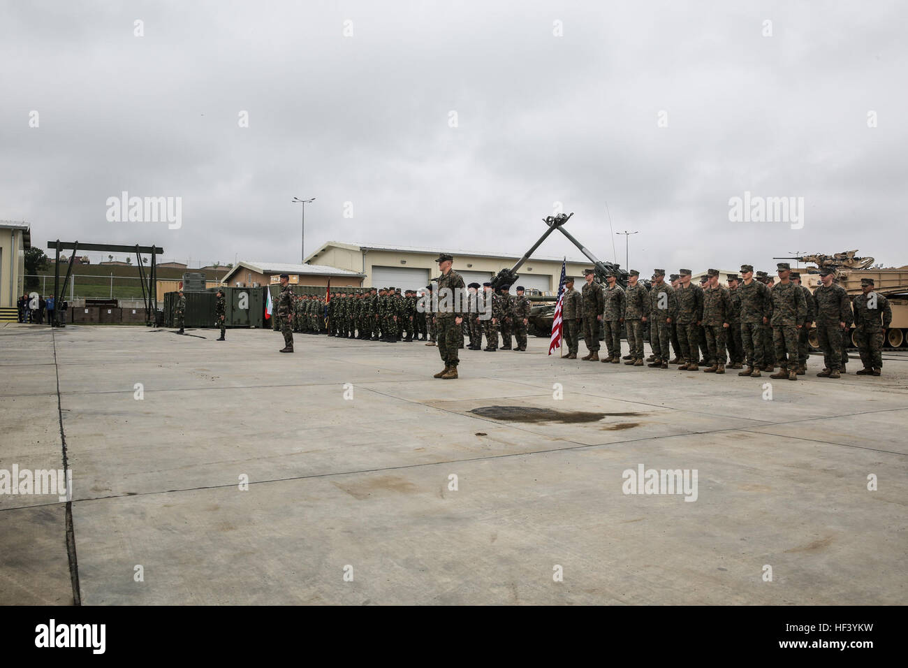 Stati Uniti Marines con bracci combinato Company, Mar Nero forza rotazionale e nazioni partner stand in corrispondenza della posizione di attenzione durante la cerimonia di apertura di platino Lion 16-3 a bordo di Novo Selo Area Formazione, Bulgaria, 9 maggio 2016. Lo scopo dietro il platino Lion 16-3 è di costruire la capacità del partner tramite l'obiettivo-mirata formazione e aumentare Marines' la possibilità di lavorare senza problemi con gli alleati della NATO e i paesi partner in tutto il mondo. (U.S. Marine Corps foto di Cpl. Immanuel M. Johnson/RILASCIATO) U.S. Marines e nazioni partner si riuniscono per esercizio di coalizione 160509-M-PJ201-008 Foto Stock