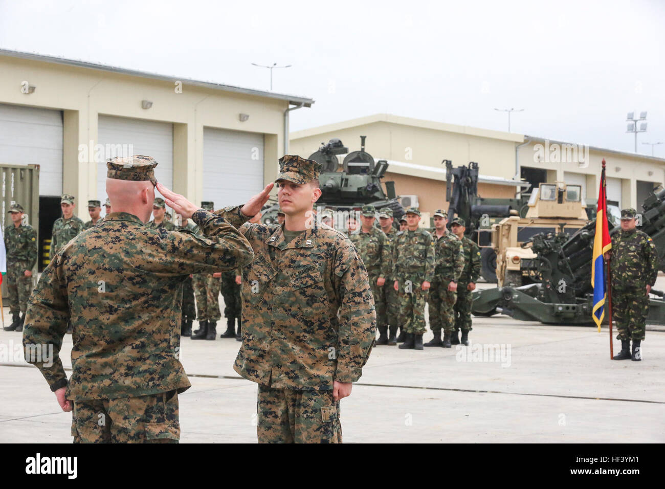 Stati Uniti Marine Corps Capt. Daniel A. Armstrong, bracci combinato azienda delegato, Mar Nero forza rotazionale, saluta U.S. Marine Corps Capt. Kirk R. Steinhorst, bracci combinato Company commander, Mar Nero La forza di rotazione, a sinistra durante la conclusione della cerimonia di apertura per la Platinum Lion 16-3 a bordo di Novo Selo Area Formazione, Bulgaria, 9 maggio 2016. Durante il platino Lion 16-3, gli alleati degli Stati Uniti e i paesi partner sarà condotta plotone livello tattiche meccanizzata al fine di sviluppare la competenza nel fuoco e manovra. (U.S. Marine Corps foto di Cpl. Immanuel M. Johnson/RILASCIATO) U.S Foto Stock