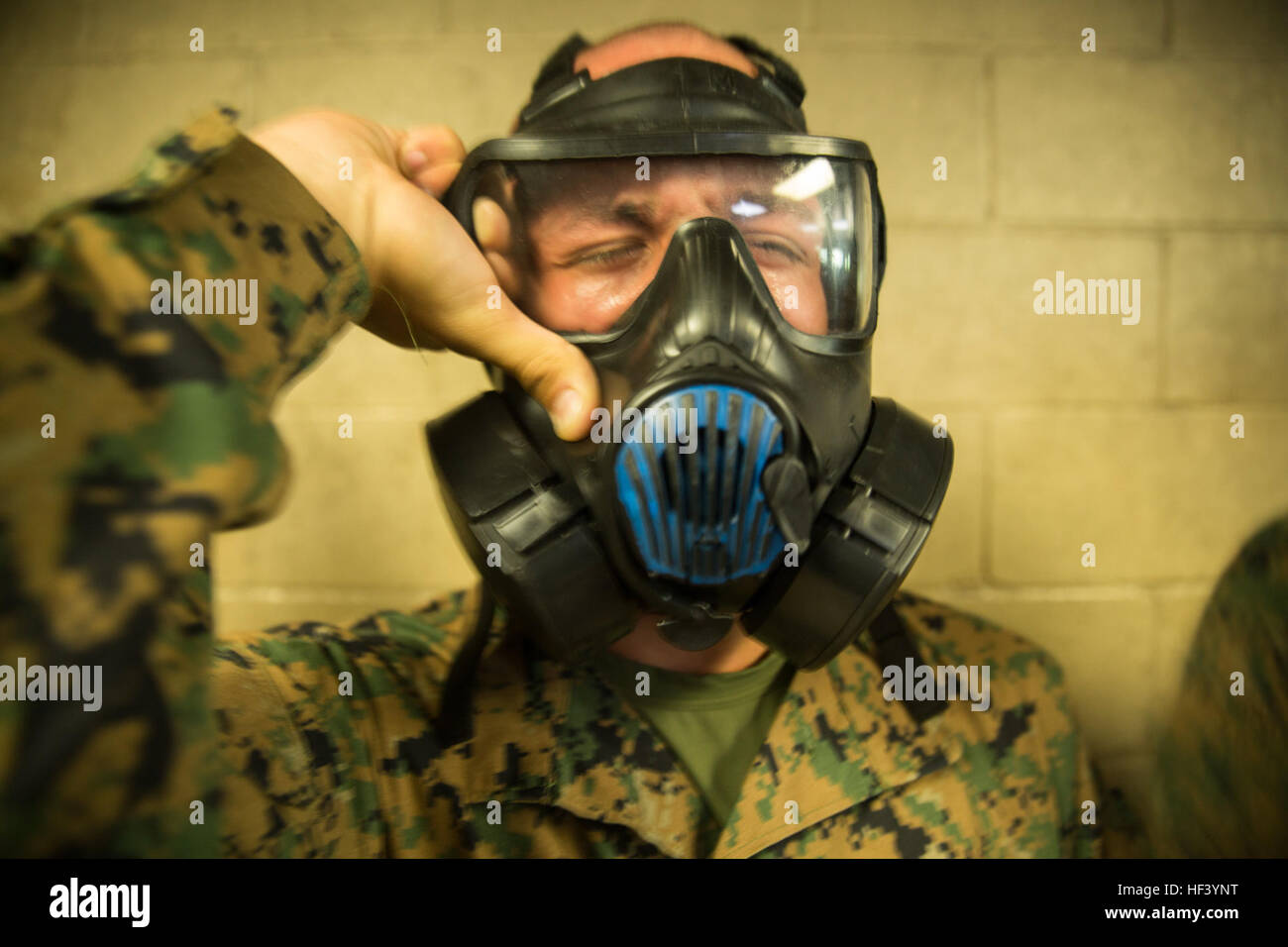 Una recluta della Golf Company, 2nd Recruit Training Battalion, sperimenta gli effetti di una maschera antigas il 10 maggio 2016, a Parris Island, Carolina del Sud. La rottura della foca espone la recluta a irritazioni respiratorie temporanee, lacrimazione degli occhi e bruciore della pelle, parte del programma di addestramento delle reclute del corpo dei Marines trasformativo di 12 settimane. Foto Stock