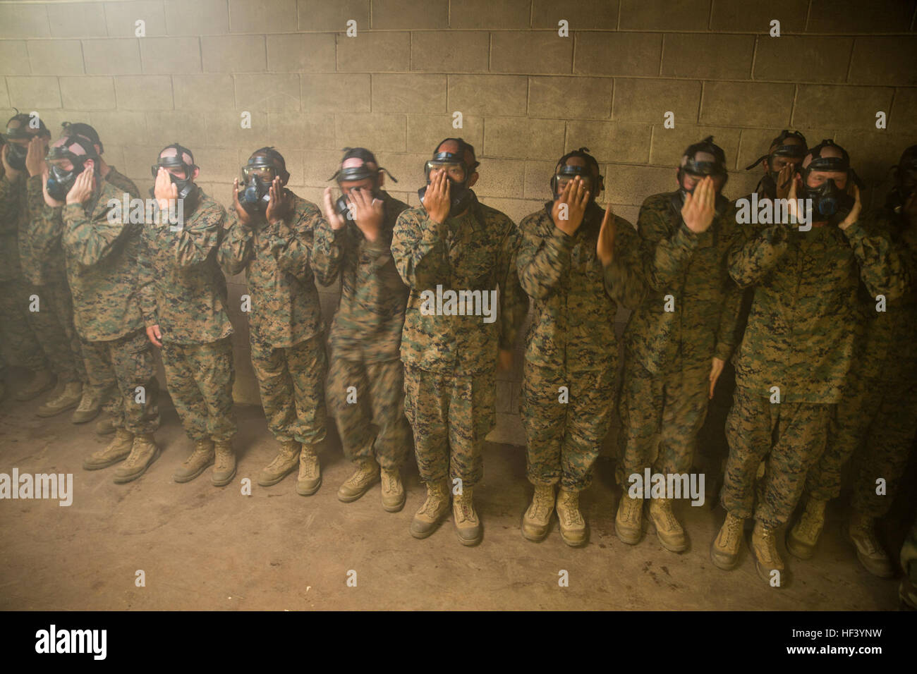 Marines Recruits of Golf Company, 2nd Recruit Training Battalion, maschere antigas trasparenti e esperienza di esposizione al gas di addestramento a Parris Island durante l'addestramento reclute del corpo dei Marines. Foto Stock