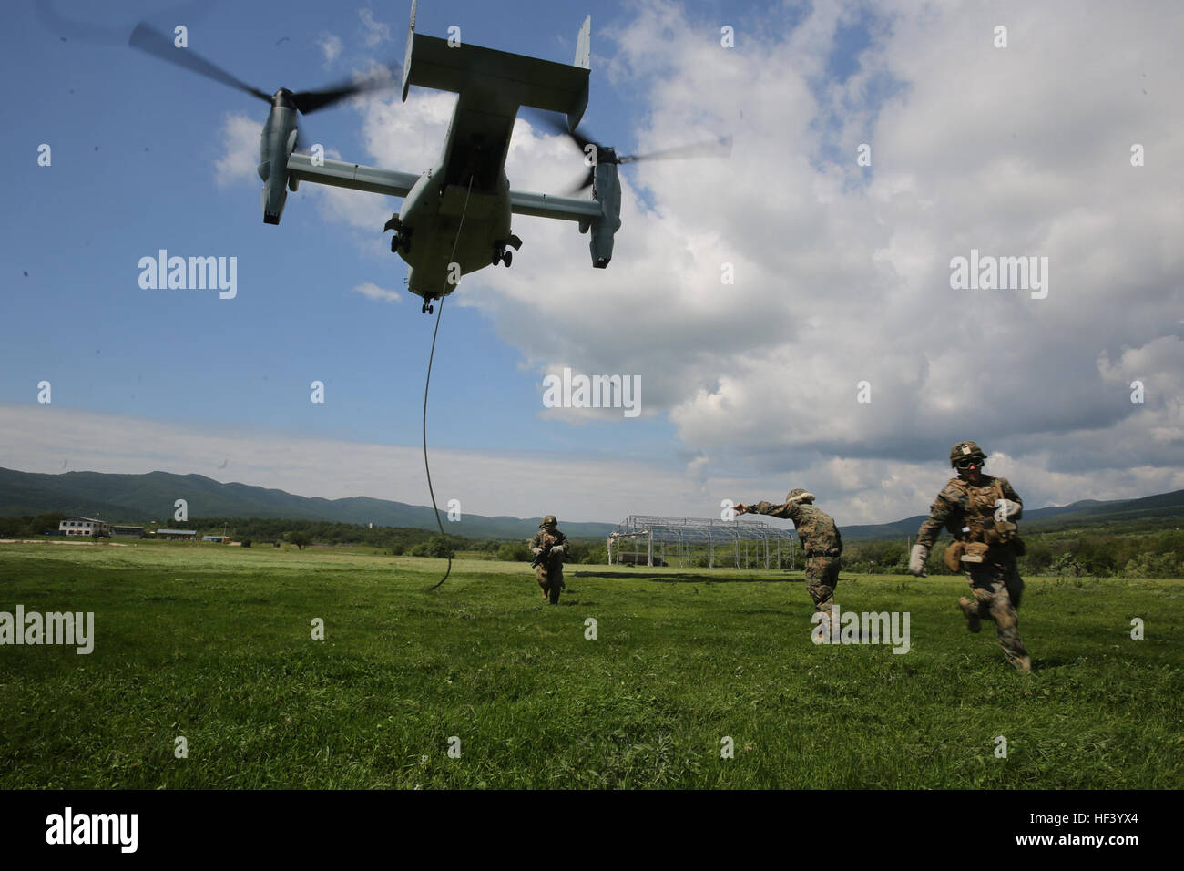 Stati Uniti Marines con Bravo Company, per scopi speciali Air-Ground Marine Task Force Response-Africa crisi, pratica corda veloce tecniche durante il platino Lion 16-3 a bordo di Novo Selo Area Formazione, Bulgaria, 11 maggio 2016. Centinaia di soldati provenienti da cinque paesi della NATO si sono riuniti a formare con attività meccanizzata e dimostrare la capacità di lavorare senza problemi come una forza. (U.S. Marine Corps foto di Cpl. Immanuel M. Johnson/RILASCIATO) U.S. Marines treno al fianco di nazioni partner per rafforzare l'integrazione (immagine 1 di 12) 160511-M-PJ201-002 Foto Stock
