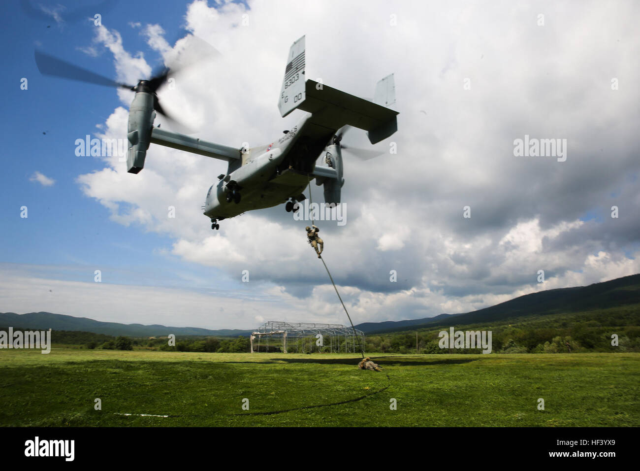 Stati Uniti Marines con Bravo Company, per scopi speciali Air-Ground Marine Task Force Response-Africa crisi, veloce corda da una MV-22 Osprey durante il platino Lion 16-3 a bordo di Novo Selo Area Formazione, Bulgaria, 11 maggio 2016. Centinaia di soldati provenienti da cinque paesi della NATO si sono riuniti a formare con attività meccanizzata e dimostrare la capacità di lavorare senza problemi come una forza. (U.S. Marine Corps foto di Cpl. Immanuel M. Johnson/RILASCIATO) U.S. Marines treno al fianco di nazioni partner per rafforzare l'integrazione (immagine 1 di 12) 160511-M-PJ201-523 Foto Stock
