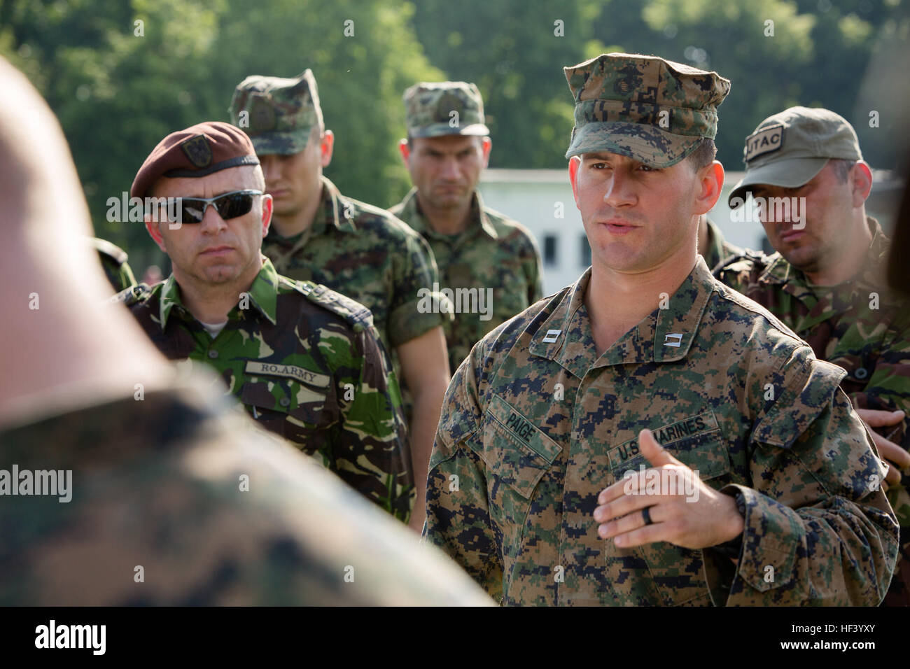Stati Uniti Marine Corps Capt. Contrassegnare P. Paige, un Ufficiale di fanteria con il Mar Nero forza rotazionale, fornisce un breve per esercitare Platinum Eagle a Stati Uniti, serbo, moldavo, e le forze di rumeno a bordo Smardan Area Formazione, Romania, 12 maggio 2016. Platinum Eagle è un multi-nazionale esercizio progettato per costruire la capacità del partner e interoperabilità tra gli Stati Uniti e gli alleati della NATO. (U.S. Marine Corps foto di Cpl. Kelly L. Street, 2D MARDIV COMCAM/RILASCIATO) BSRF, Platinum Eagle breve (immagine 1 di 11) 160512-M-OU200-028 Foto Stock