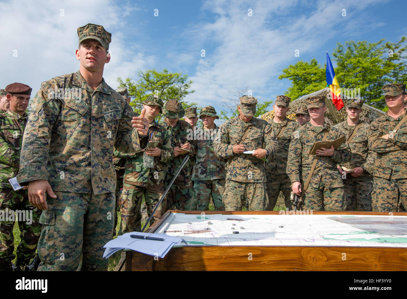 Stati Uniti Marine Corps Capt. Contrassegnare P. Paige, un Ufficiale di fanteria con il Mar Nero forza rotazionale, offre un ordine di operazioni durante l'esercizio Platinum Eagle a Stati Uniti, serbo, moldavo, e le forze di rumeno a bordo Smardan Area Formazione, Romania, 12 maggio 2016. Platinum Eagle è un multi-nazionale esercizio progettato per costruire la capacità del partner e interoperabilità tra gli Stati Uniti e gli alleati della NATO. (U.S. Marine Corps foto di Cpl. Kelly L. Street, 2D MARDIV COMCAM/RILASCIATO) BSRF, Platinum Eagle breve (immagine 1 di 11) 160512-M-OU200-048 Foto Stock