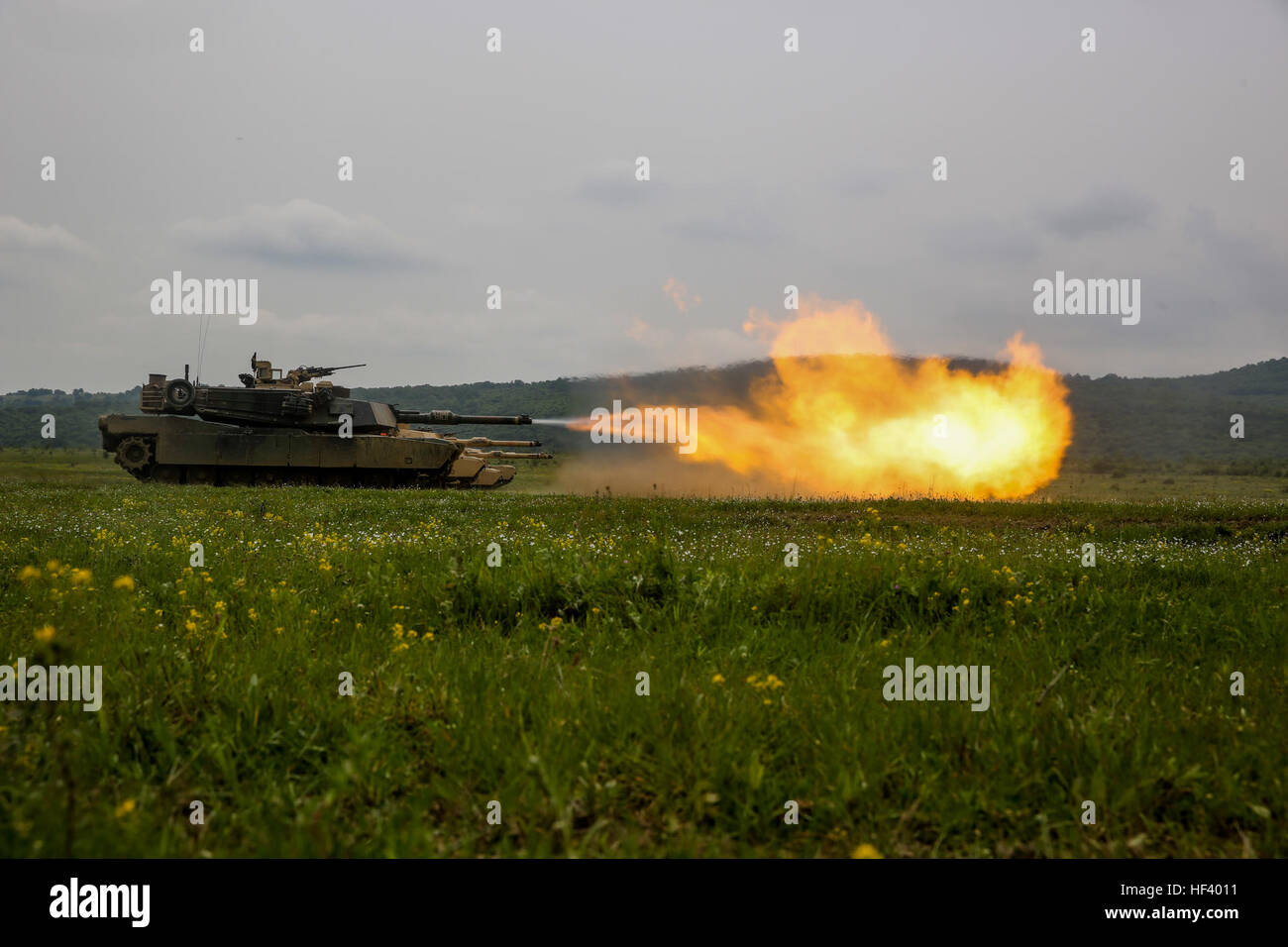 Stati Uniti Marines con bracci combinato Company, Mar Nero forza rotazionale, fire downrange in un M1A1 Abrams serbatoio per il serbatoio live-fire esercizio durante il platino Lion 16-3 a bordo di Novo Selo Area Formazione, Bulgaria, 12 maggio 2016. Lo scopo dietro il platino Lion 16-3 è di costruire la capacità del partner tramite l'obiettivo-mirata formazione e aumentare Marines' la possibilità di lavorare senza problemi con gli alleati della NATO e i paesi partner in tutto il mondo. (U.S. Marine Corps foto di Cpl. Immanuel M. Johnson/RILASCIATO) Cinque alleati della NATO, una lotta 160512-M-PJ201-079 Foto Stock