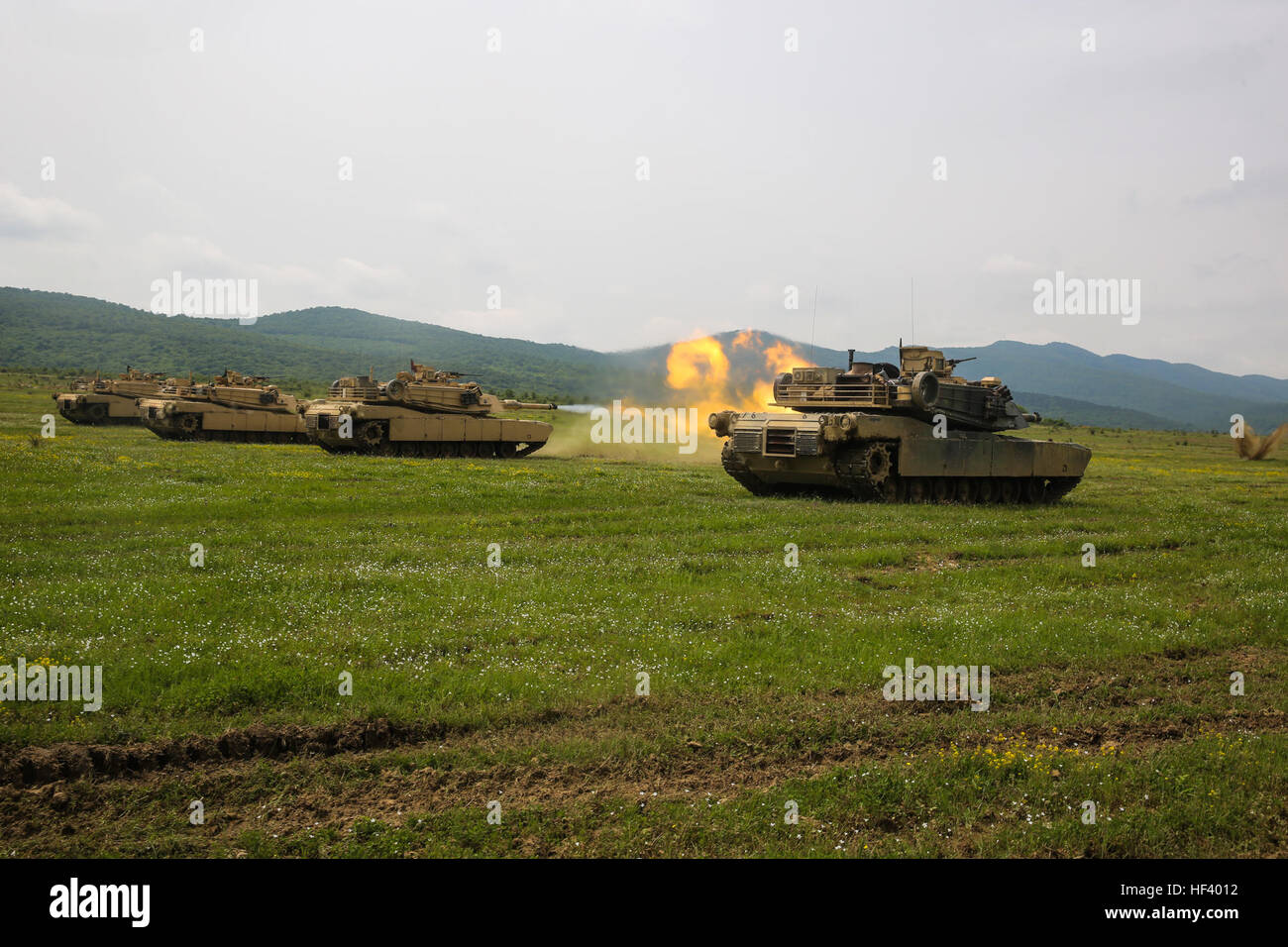 Stati Uniti Marines con bracci combinato Company, Mar Nero forza rotazionale, impegnarsi obiettivi downrange in M1A1 Abrams serbatoi per il serbatoio live-fire esercizio durante il platino Lion 16-3 a bordo di Novo Selo Area Formazione, Bulgaria, 12 maggio 2016. Lo scopo dietro il platino Lion 16-3 è di costruire la capacità del partner tramite l'obiettivo-mirata formazione e aumentare Marines' la possibilità di lavorare senza problemi con gli alleati della NATO e i paesi partner in tutto il mondo. (U.S. Marine Corps foto di Cpl. Immanuel M. Johnson/RILASCIATO) Cinque alleati della NATO, una lotta 160512-M-PJ201-543 Foto Stock