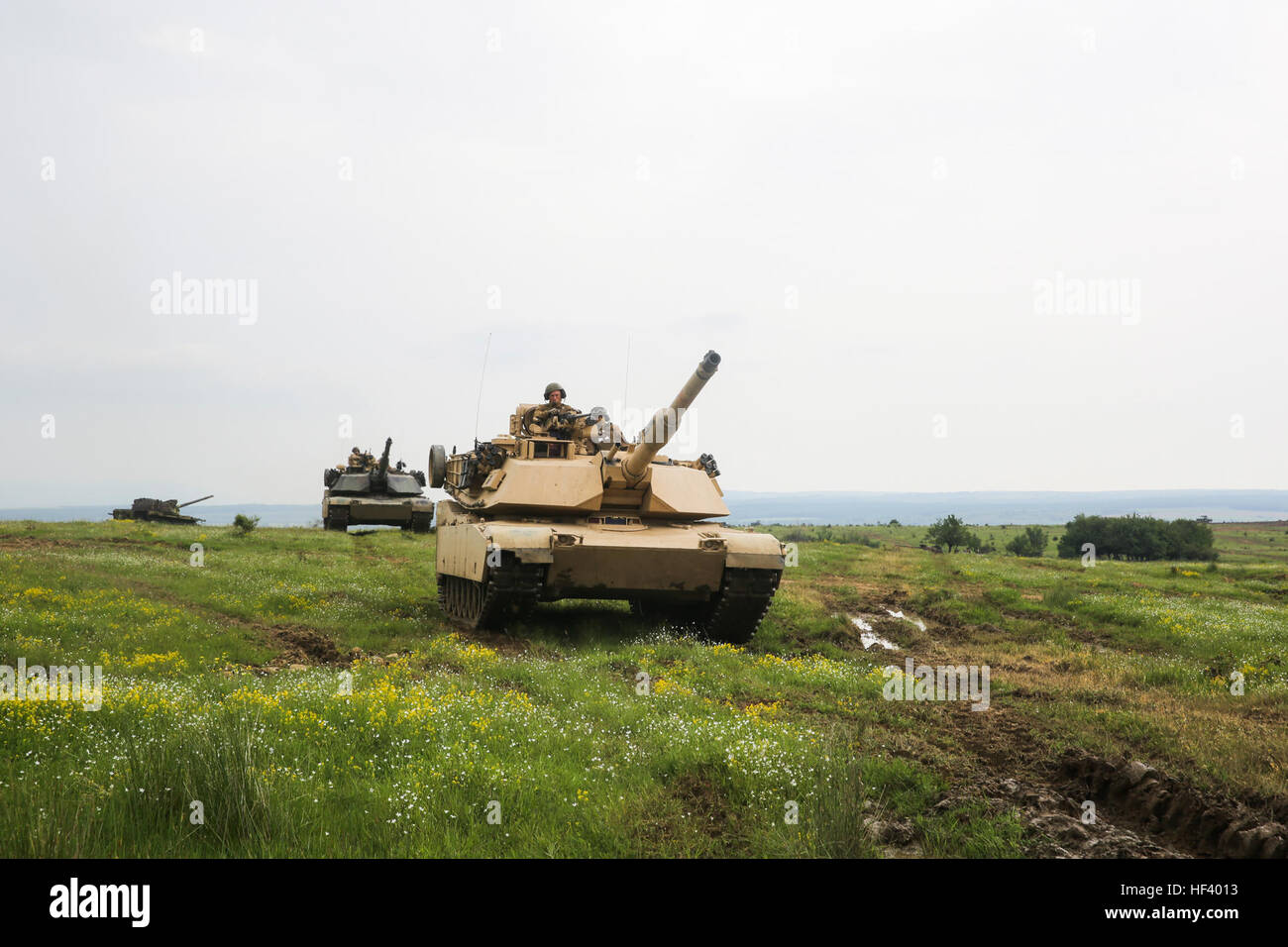 Stati Uniti Marines con bracci combinato Company, Mar Nero forza rotazionale, posizione M1A1 Abrams serbatoi prima della cottura per il serbatoio di live-fire esercizio durante il platino Lion 16-3 a bordo di Novo Selo Area Formazione, Bulgaria, 12 maggio 2016. Durante il platino Lion 16-3, gli alleati degli Stati Uniti e di quattro nazioni partner condurrà un plotone di livello tattiche meccanizzata al fine di sviluppare la competenza nel fuoco e manovra. (U.S. Marine Corps foto di Cpl. Immanuel M. Johnson/RILASCIATO) Cinque alleati della NATO, una lotta 160512-M-PJ201-413 Foto Stock