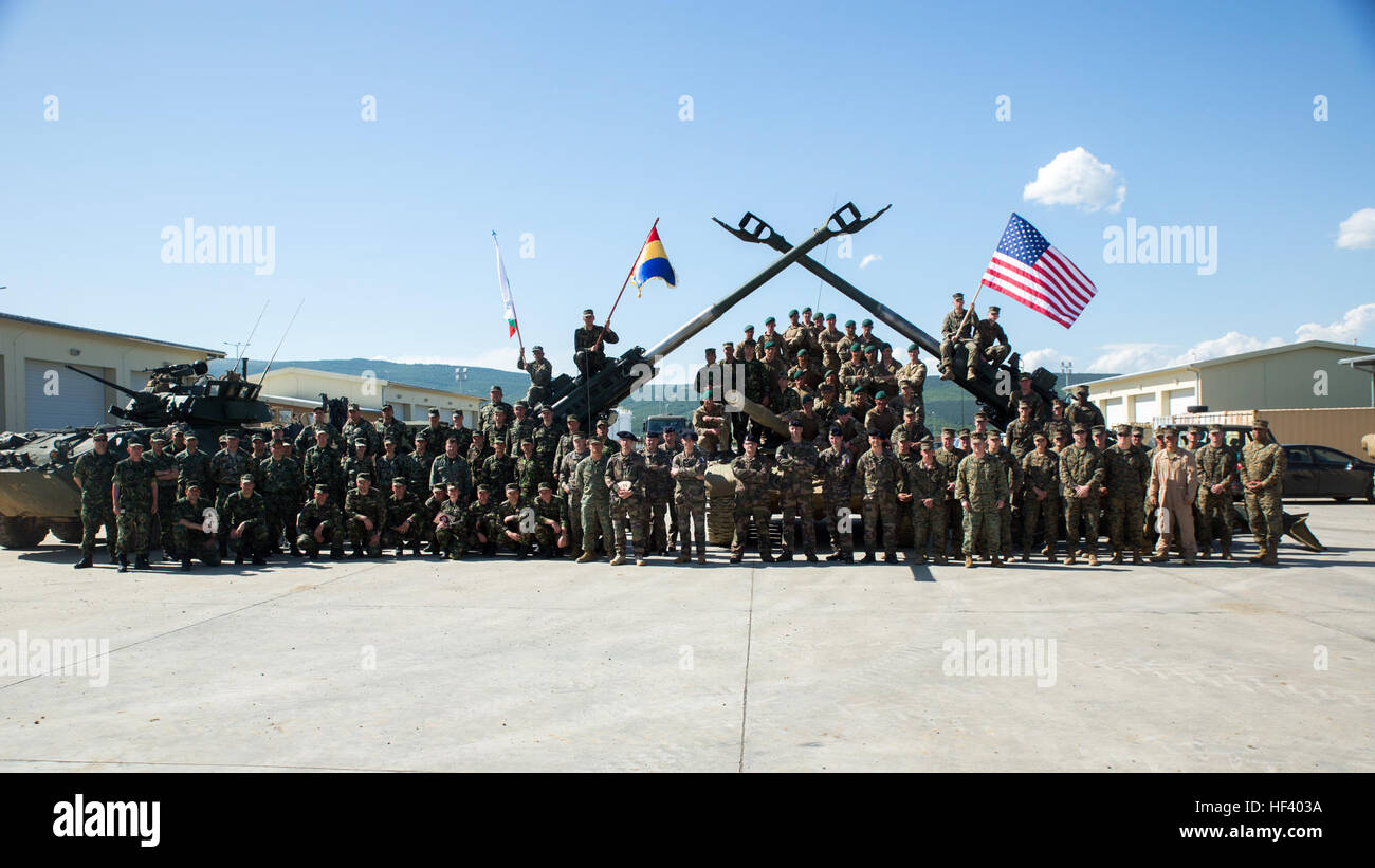 Stati Uniti Marines con il Mar Nero forza rotazionale e per scopi speciali Air-Ground Marine Task Force Response-Africa crisi, posa per una foto di gruppo con nazioni partner di presenze per la cerimonia di chiusura per concludere il platino Lion 16-3 a bordo di Novo Selo Area Formazione, Bulgaria, 14 maggio 2016. Durante l'esercizio, gli alleati degli Stati Uniti e di quattro nazioni partner plotone condotte a livello di tattiche meccanizzata al fine di sviluppare la competenza nel fuoco e manovra. (U.S. Marine Corps photo by Lance Cpl. Tyler A. Andersen/RILASCIATO) Cinque alleati della NATO, una lotta 160514-M-SF718-004 Foto Stock