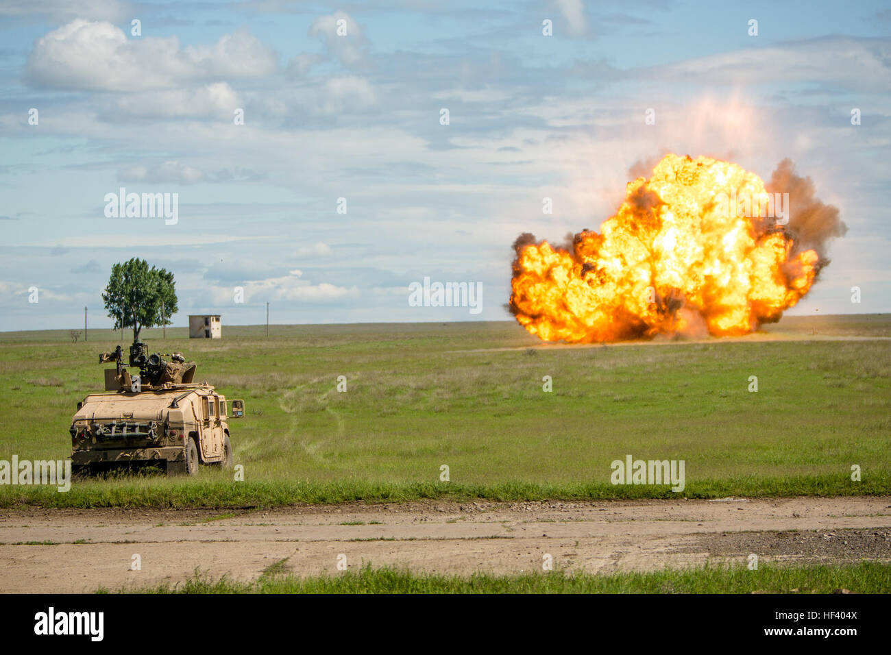 Stati Uniti Marines con il Mar Nero La forza di rotazione impostato su off un inganno shot utilizzando una carica esplosiva per il culminante combinata live-fire attacco di plotone durante il platino Eagle a bordo Smardan Area Formazione, Romania, 15 maggio 2016. Platinum Eagle è un multi-nazionale esercizio, composta di sei alleati della NATO, progettato per costruire la capacità del partner e l'interoperabilità. (U.S. Marine Corps foto di Cpl. Kelly L. Street, 2D MARDIV COMCAM/ Rilasciato) BSRF, Platinum Eagle evento culminante (immagine 1 di 18) 160515-M-OU200-059 Foto Stock