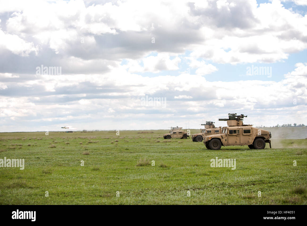 Stati Uniti Marines con il Mar Nero la forza di rotazione tubo di fuoco-lanciato, otticamente inseguito, filo guidate (traino) missili anticarro durante un culminate combinata live-fire attacco di plotone Platinum Eagle a bordo Smardan Area Formazione, Romania, 15 maggio 2016. Platinum Eagle è un multi-nazionale esercizio, composta di sei alleati della NATO, progettato per costruire la capacità del partner e l'interoperabilità. (U.S. Marine Corps foto di Cpl. Kelly L. Street, 2D MARDIV COMCAM/ Rilasciato) BSRF, Platinum Eagle evento culminante 160515-M-OU200-221 Foto Stock