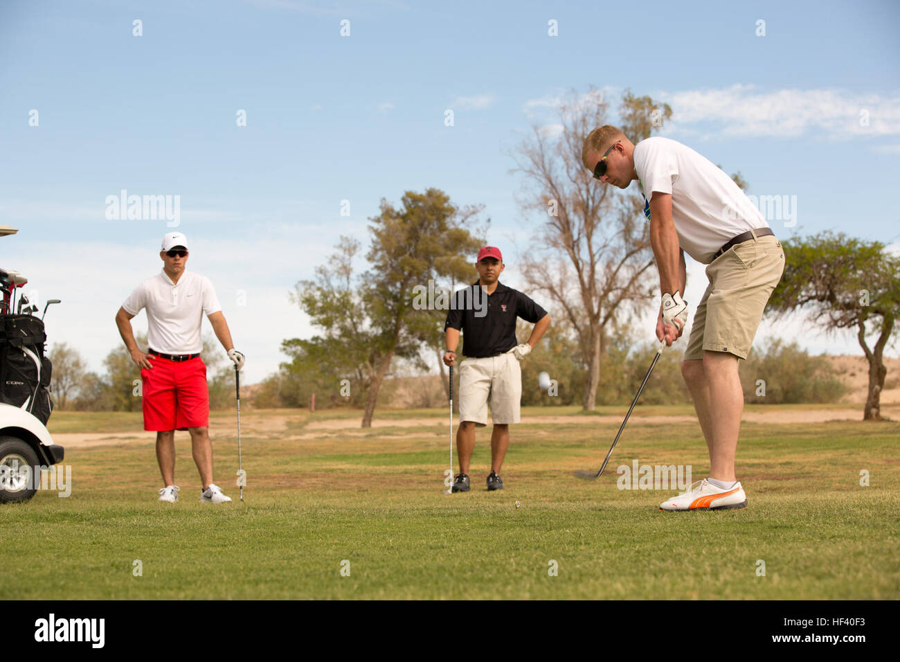 Un operatore di trasporto di motori marini partecipa al Commanding General's Golf Tournament presso il Desert Winds Golf Course, Marine Corps Air Ground Combat Center Twentynine Palms, California, 20 maggio 2016. Il torneo coinvolge marines e leader della base in un'attività ricreativa e di costruzione del morale. Foto Stock
