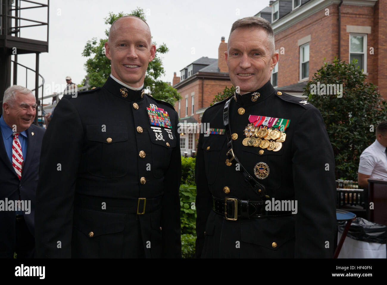 Stati Uniti Marine Corps Brig. Gen. James Glynn, comandante della Marine Corps Comunicazione, posa per una foto con una Marina durante un ricevimento prima di una serata parade presso la Casa del Commandants, Washington D.C., 20 maggio 2016. La sfilata serale estate tradizione iniziò nel 1934 e dispone il trapano silenzioso plotone, U.S. Banda di Marino, Stati Uniti Tamburo di marino e Bugle Corps e due società marching. Più di 3.500 ospiti sfilerà ogni settimana. (U.S. Marine Corps photo by Lance Cpl. Hailey D. Stuart/RILASCIATO) Marine Caserma Washington sfilata serale Maggio 20, 2016 160520-M-LR229-040 Foto Stock