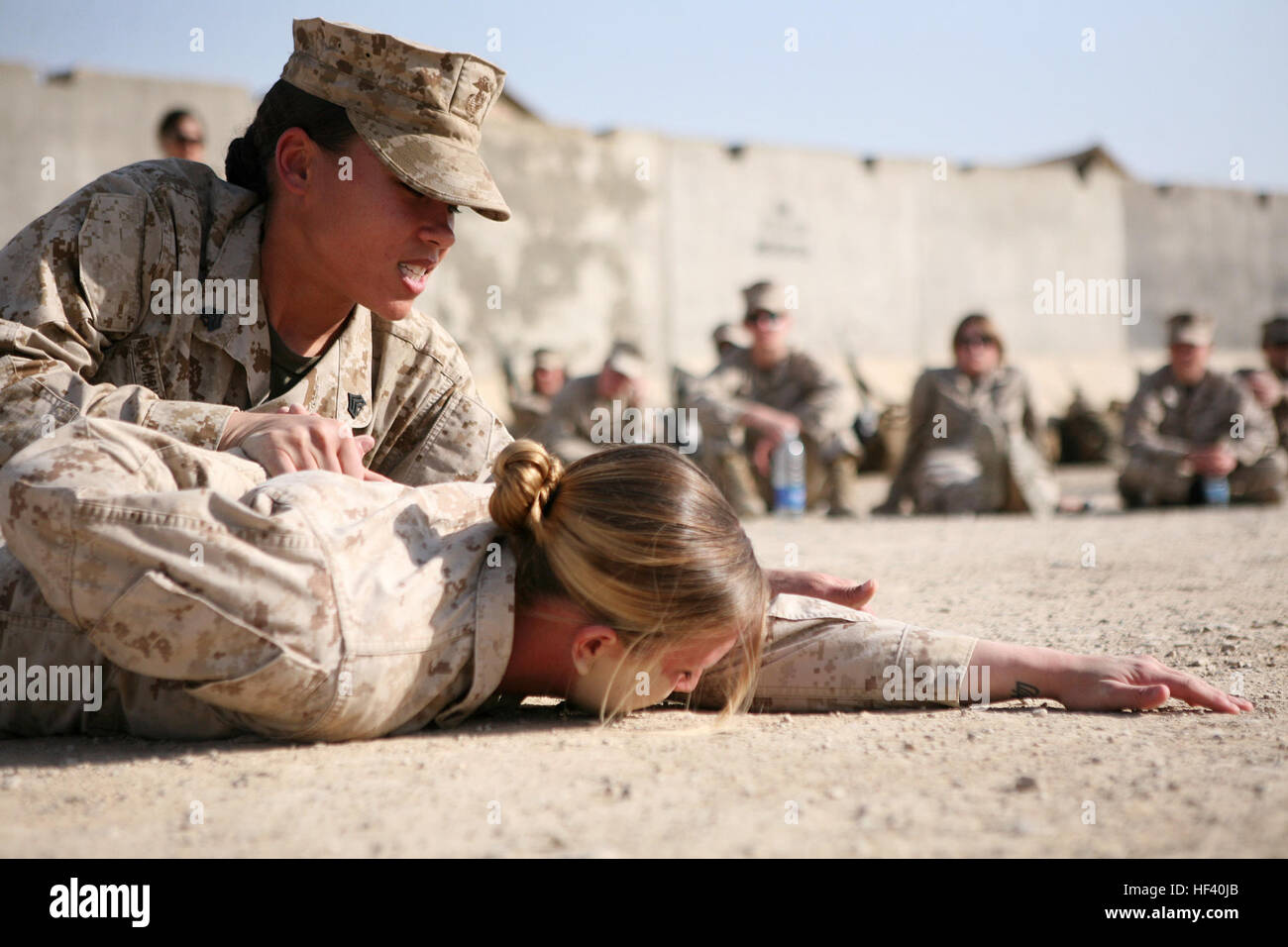 Sgt. Stacy Blackburn-Hoelscher, FET e formazione sottufficiale in carica per il pulsante o la barra MEB-Afghanistan dimostra i punti più delicati del non-compliant moderazione sui compagni di FET stati, Lance Cpl. Ryann Campion, un impiegato di amministrazione con G7, il pulsante o la barra MEB-Afghanistan, durante l'innesto femmina Team training qui 2 Febbraio. La classe che incluse decine di Marines e marinai da combattere il battaglione della logistica-6, combattere la logistica reggimento-2, il pulsante o la barra MEB-Afghanistan, è stata la più grande dall'inizio del programma la scorsa estate. FET preps formazione CLB-6 femmine per impegni produttivi con le donne afghane DVIDS263200 Foto Stock