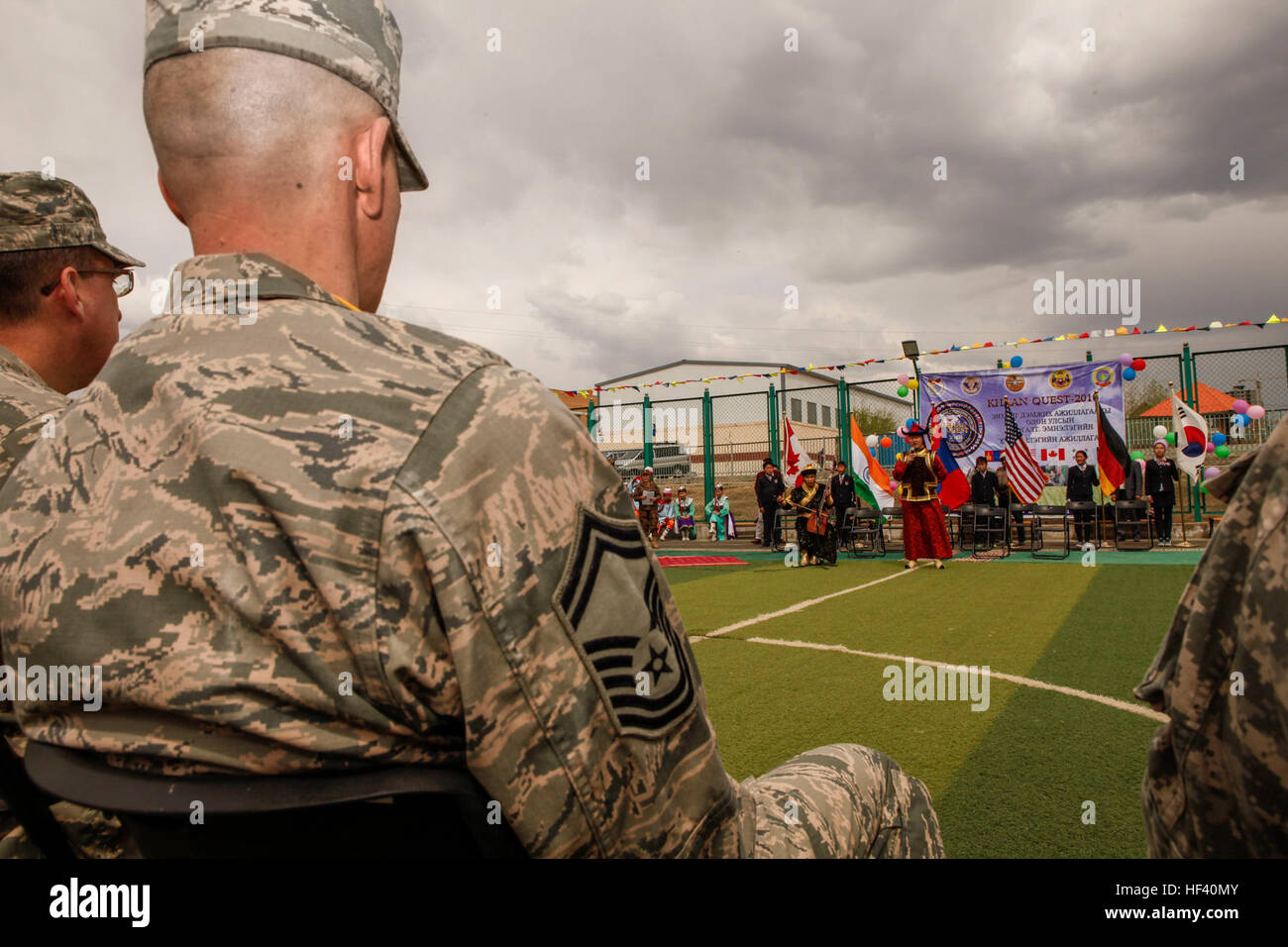 La Nazionale mongola il canto e la danza Ensemble eseguire la tradizionale musica mongola per la multinazionale partecipanti e illustri visitatori alla ricerca Khaan 2016 Salute Servizi Supporto innesto (HSSE) alla cerimonia di apertura per una scuola locale di Ulaanbaatar, in Mongolia, 23 maggio 2016. Ricerca Khaan 2016 è un annuale, multinazionale nelle operazioni di mantenimento della pace esercizio ospitato da Mongolo Forze Armate, co-sponsorizzata dall'U.S. Comando del Pacifico, e supportato dalla U.S. Esercito Pacifico e Stati Uniti Marine Corps forze, pacifico. Ricerca Khaan, nella sua XIV iterazione, è la pietra angolare per esercitare quest'anno la pace globale Foto Stock