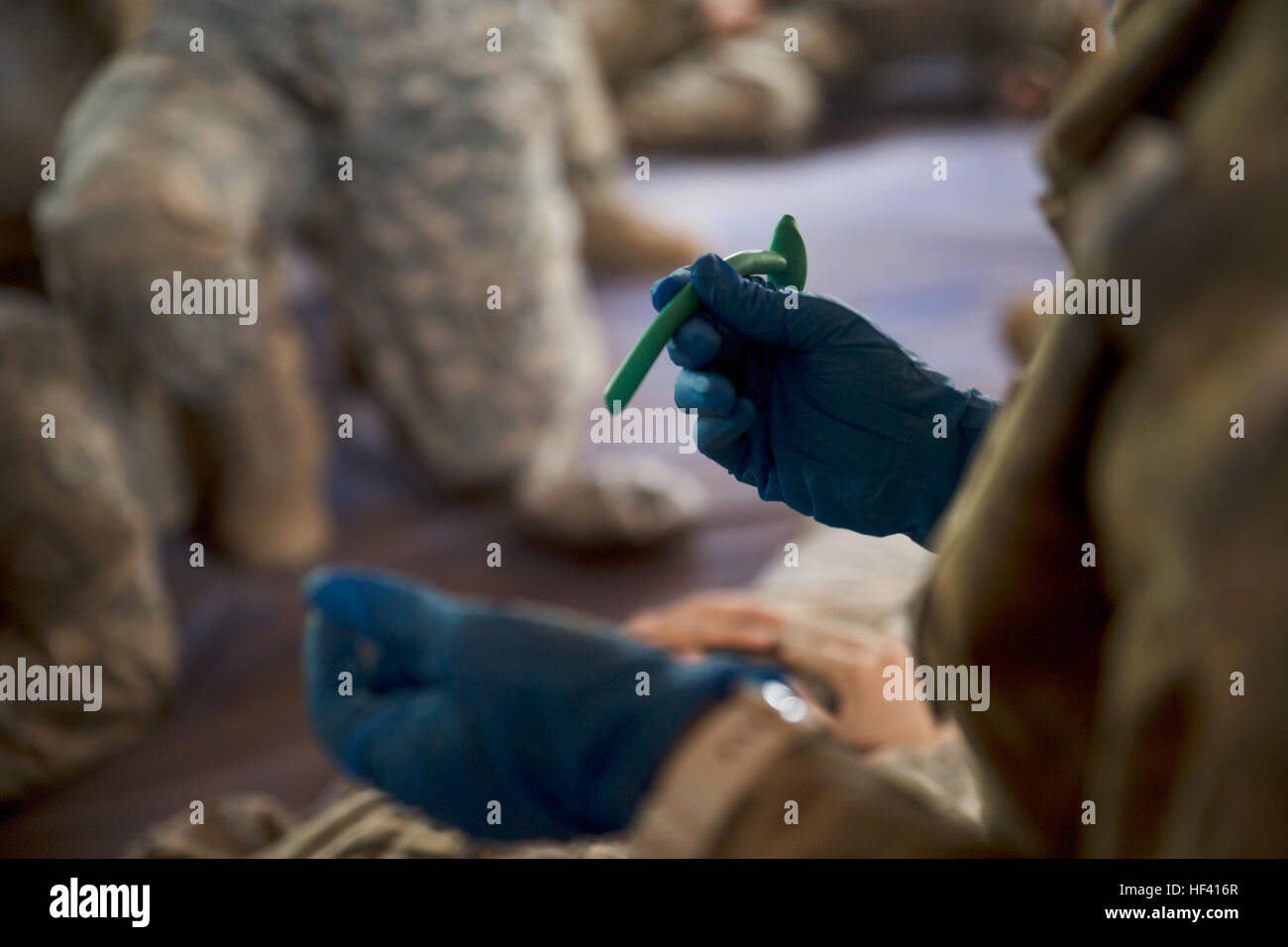 Un U.S. Army combat medic si prepara a inserire un tubo endotracheale nasofaringeo tubo in una simulazione di paziente passaggio nasale durante una pratica applicazione esercizio nel combattere le cure mediche lane di Khaan ricerca 2016 a cinque colline Area Formazione vicino a Ulaanbaatar, in Mongolia, 30 maggio. La formazione in dotazione dei soldati con la vita essenziale-salvare le competenze e la capacità di assegnare priorità alle ferite e cure mediche. Ricerca Khaan 2016 è un annuale, multinazionale nelle operazioni di mantenimento della pace esercizio ospitato da Mongolo Forze Armate, co-sponsorizzata dall'U.S. Comando del Pacifico, e supportato dalla U.S. Esercito Pacifico e Stati Uniti Marine Cor Foto Stock