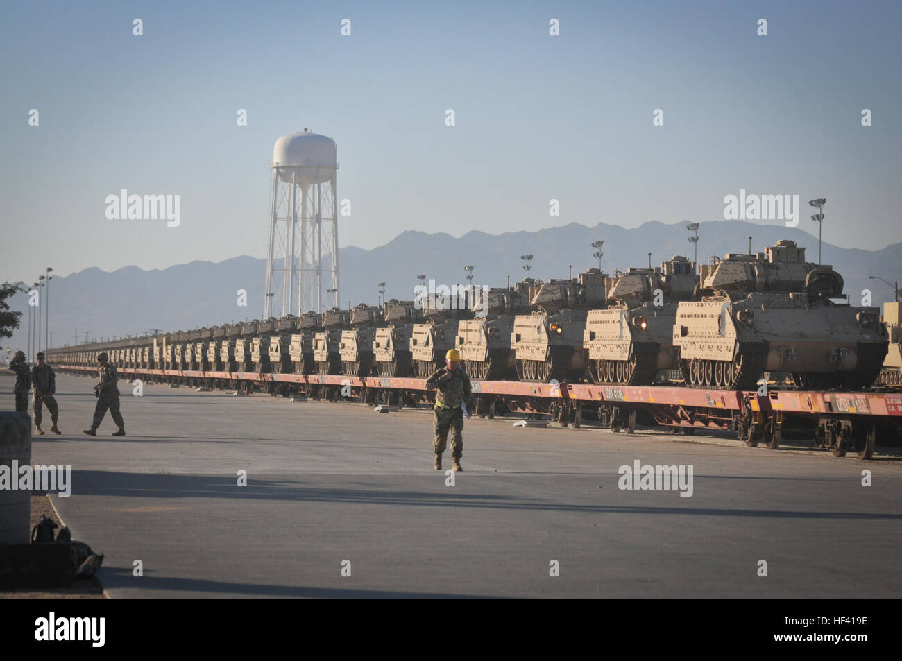 Una linea di Bradley veicoli da combattimento pronto per lo scarico a Yermo cantiere ferroviario. Membri della 347a sostegno regionale gruppo ha trascorso diversi giorni offloading e staging centinaia di pezzi di apparecchiature prima di essere convogliato in Fort Irwin, California. (Minnesota Guardia Nazionale foto di Capt. Kevin Cronen) Due anni di duro lavoro paga per Red Bulls a NTC 160404-Z-DL166-049 Foto Stock