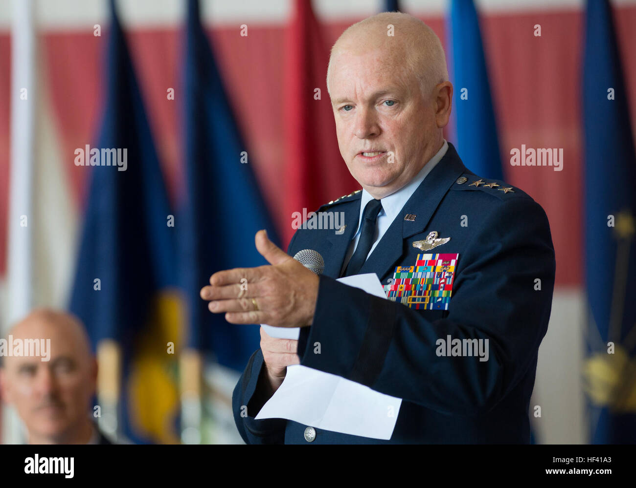 Lt. Gen. L. Scott Riso, direttore della Air National Guard, dà commento durante una cerimonia di benvenuto Giugno 2, 2016 a base comune Andrews, Md. durante la cerimonia, Chief Master Sgt. Ronald C. Anderson, è stato introdotto il comando xii Capo Comandante Sergente per l'ang. (U.S. Air National Guard foto di Master Sgt. Marvin R. Preston/RILASCIATO) ANG accoglie con favore il nuovo comando chief (immagine 1 di 5) 160602-Z-RK459-014 Foto Stock