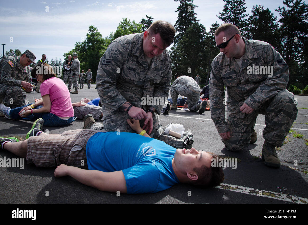 I medici lo Staff Sgt. Justin Slavens e Staff Sgt. Rickey Lindemuth dal 194th gruppo medico, Washington Air National Guard, trattare una vittima simulato, Airman 1. Classe Pietro Chu, 194th Intelligence Squadron, durante una massa casualty trapanare su giugno 8th, 2016 su base comune Lewis-Mccorda a sostegno di Cascadia Rising 2016. Cascadia Rising 2016 è un pieno esercizio della scala che ha coinvolto oltre 100 federali, statali, provinciali e agenzie della città progettata per eseguire il test dello stato del terremoto di piano di risposta in caso di Cascadia zona di subduzione evento. (U.S. Esercito nazionale Guard foto di Sgt. Michael Tietjen 122D UN PUBBLICO Foto Stock