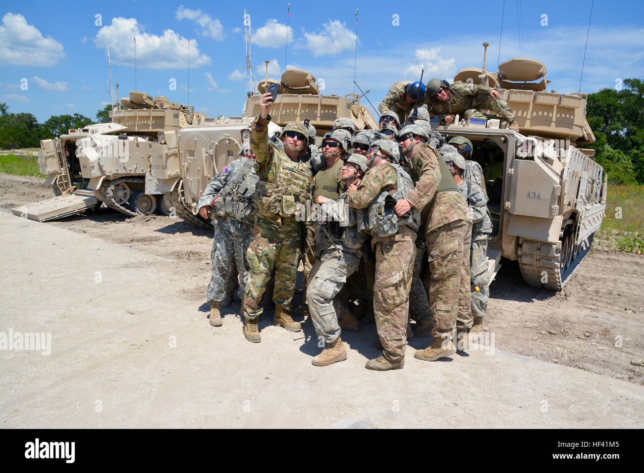 FORT HOOD, Texas--gen. Robert B. Abrams, comandante generale, U.S. Forze armate comando (FORSCOM), prende un 'selfie' con Soldier of Kansas esercito nazionale della guardia secondo battaglione, 137Armor, 155Armored Brigade Combat Team, prima di un esercizio gunnery tenutasi durante il 16-01 MIBT, un primo esercito Multi-Echelon sponsorizzati integrato esercizio di formazione tenutosi a Fort Hood in Texas, 8 giugno. MIBTs sono progettati per massimizzare la formazione collettiva del valore e sono condotti in una unità di addestramento annuale lo stato con il minimo di risorse aggiuntive. FORSCOM CG visite MIBT il 16-01 160608-Z-ZS194-001 Foto Stock