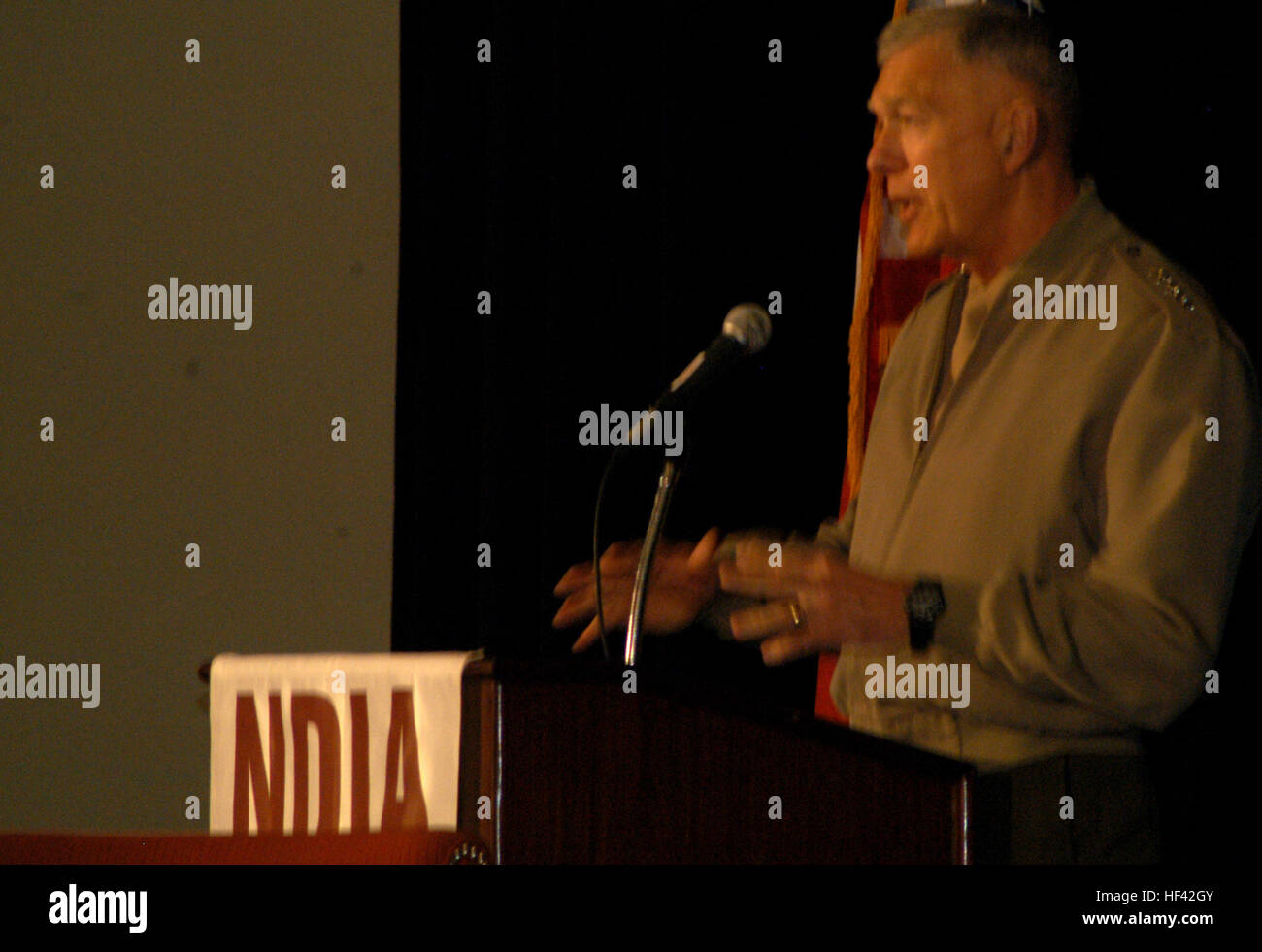 Le forze di marina RISERVA, New Orleans (GEN. 26, 2010) - Il generale James T. Conway, Comandante della Marine Corps, parla di fronte a centinaia di energia di esperti del settore e fornitori durante la USMC Expeditionary potenza ed energia Simposio mostra. Conway ha spiegato la visione futura di potenza e di efficienza energetica per le Marine Corps in ambienti expeditionary. (Gazzetta USMC foto di Lance Cpl. Lucas Vega) USMC-100126-M-3149V-017 Foto Stock