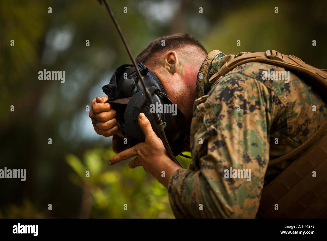 I Marines della Golf Company, 2nd Battalion, 3rd Marine Regiment hanno partecipato al corso Advanced Infantry presso Kahuku Training area, Hawaii, il 19 luglio 2016, utilizzando maschere antigas e addestramento per migliorare la leadership della squadra e le abilità di fanteria. Foto Stock