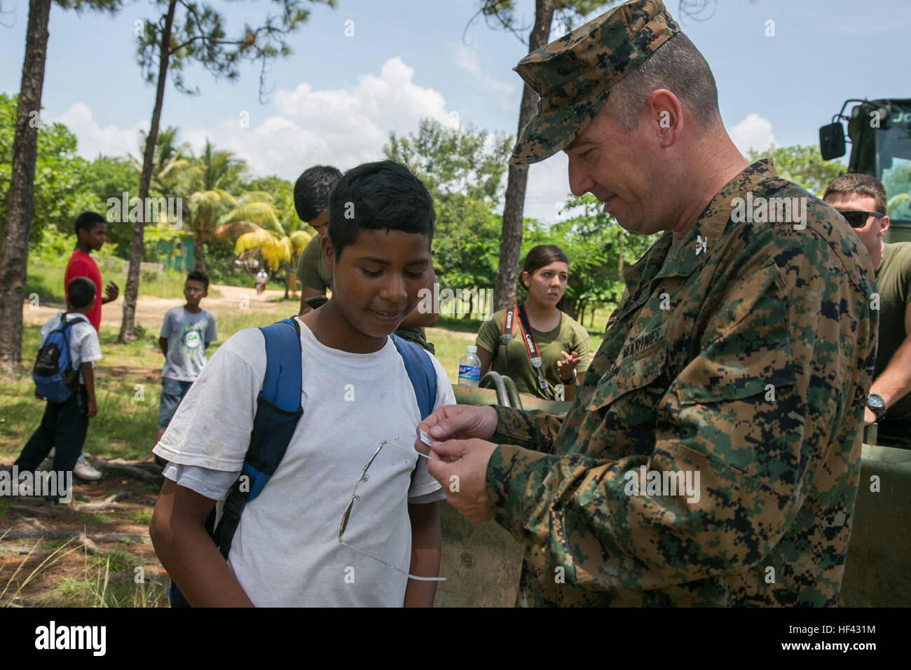 Stati Uniti Marine Col. Thomas Prentice, il comandante per scopi speciali Air-Ground Marine Task Force - Comando Sud, interagisce con un ragazzo honduregno dalla Republica de Cuba scuola di Puerto Lempira, Honduras, 1 Agosto, 2016. Stati Uniti Marines e velisti assegnati per scopi speciali Air-Ground Marine Task Force-Southern Il comando ha partecipato a progetti di ingegneria, la cooperazione in materia di sicurezza e di soccorso in caso di catastrofe preparazione in Belize, El Salvador, Guatemala e Honduras. (U.S. Marine Corps foto di Cpl. Karen Cruz) Marines, Soldati honduregno lavorare insieme su progetti di ingegneria 160801-M-WU048-090 Foto Stock