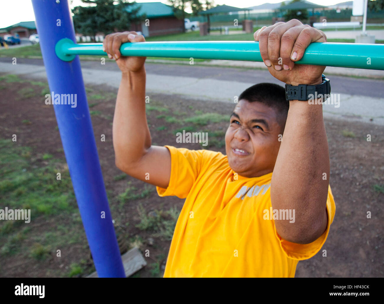 CAMP NAVAJO, Arizona (Agosto 15, 2016) - Guardiamarina Cheyson candidato Antolin presso la University of Arizona Naval Reserve Officer Training Corps tentativi di unità di pull-ups per il suo team presso la Marina Lt. Michael Murphy Medal of Honor Esegui push-up pull-up, e squat station durante il giunto nuovo orientamento dello studente concorrenza il Agosto 15, 2016 a Camp Navajo, Arizona. I candidati sono stati divisi in sei squadre e ruotata di sei stazioni di guadagnare punti. L'Università di Arizona unità NRTOC il giro di formazione NSO ha avuto luogo il Agosto 12-19, con mezza combinate nella zona di Flagstaff a fianco di freshman candida Foto Stock