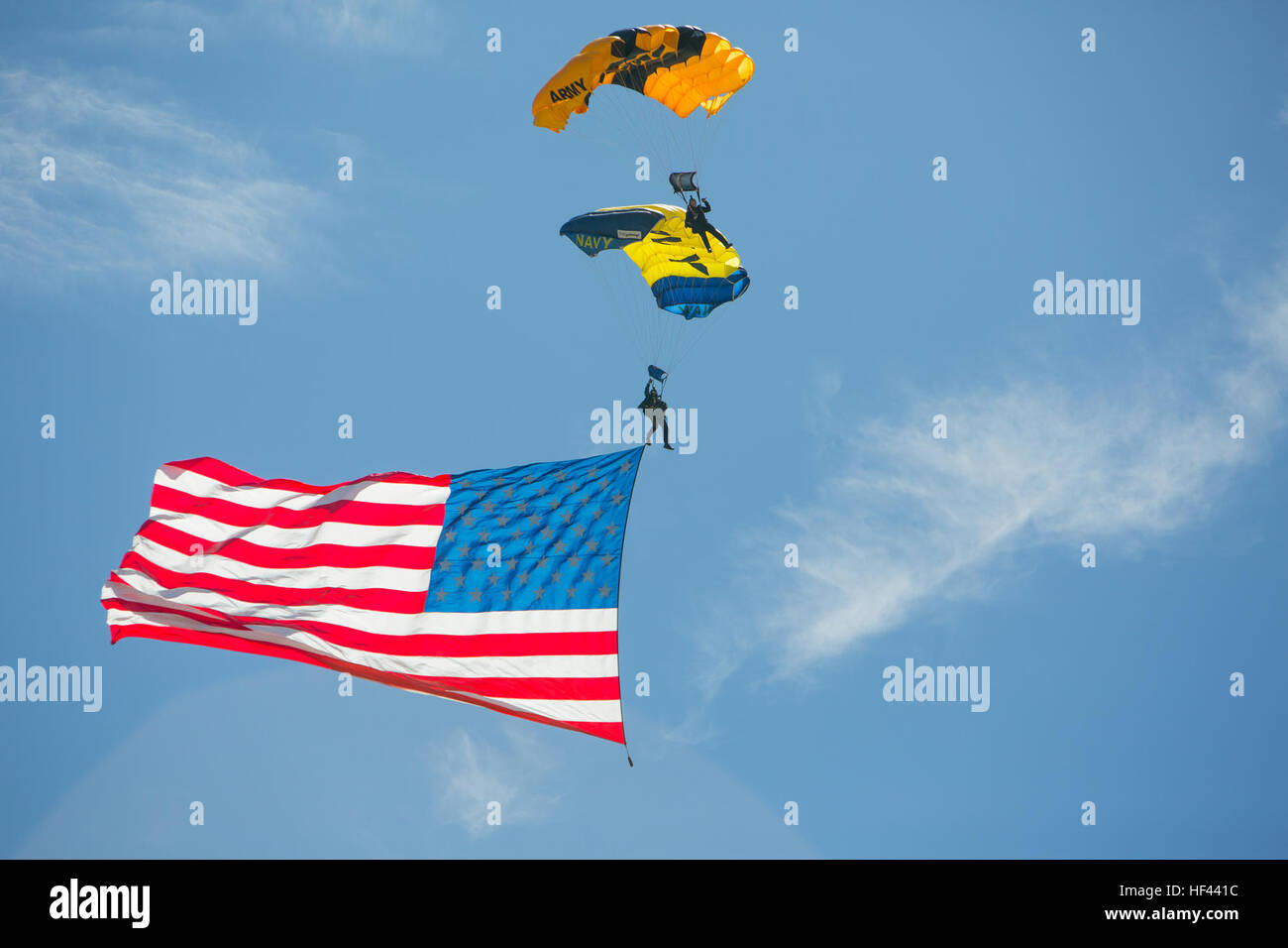 Un U.S. Soldato dell'esercito e il Navy Seal eseguire acrobazie durante il 2016 Marine Corps Air Station (ICM) Miramar Air Show a MCAS Miramar, California, Sett. 23, 2016. La MCAS Miramar Air Show onori 100 anni del Marine Corps riserve mediante presentazione di prodezza aerea delle Forze Armate e il loro apprezzamento per il civile il sostegno della Comunità alle truppe. (U.S. Marine Corps foto dal caporale Jessica Y. Lucio/RILASCIATO) MCAS Miramar Air Show 160923-M-UX416-030 Foto Stock