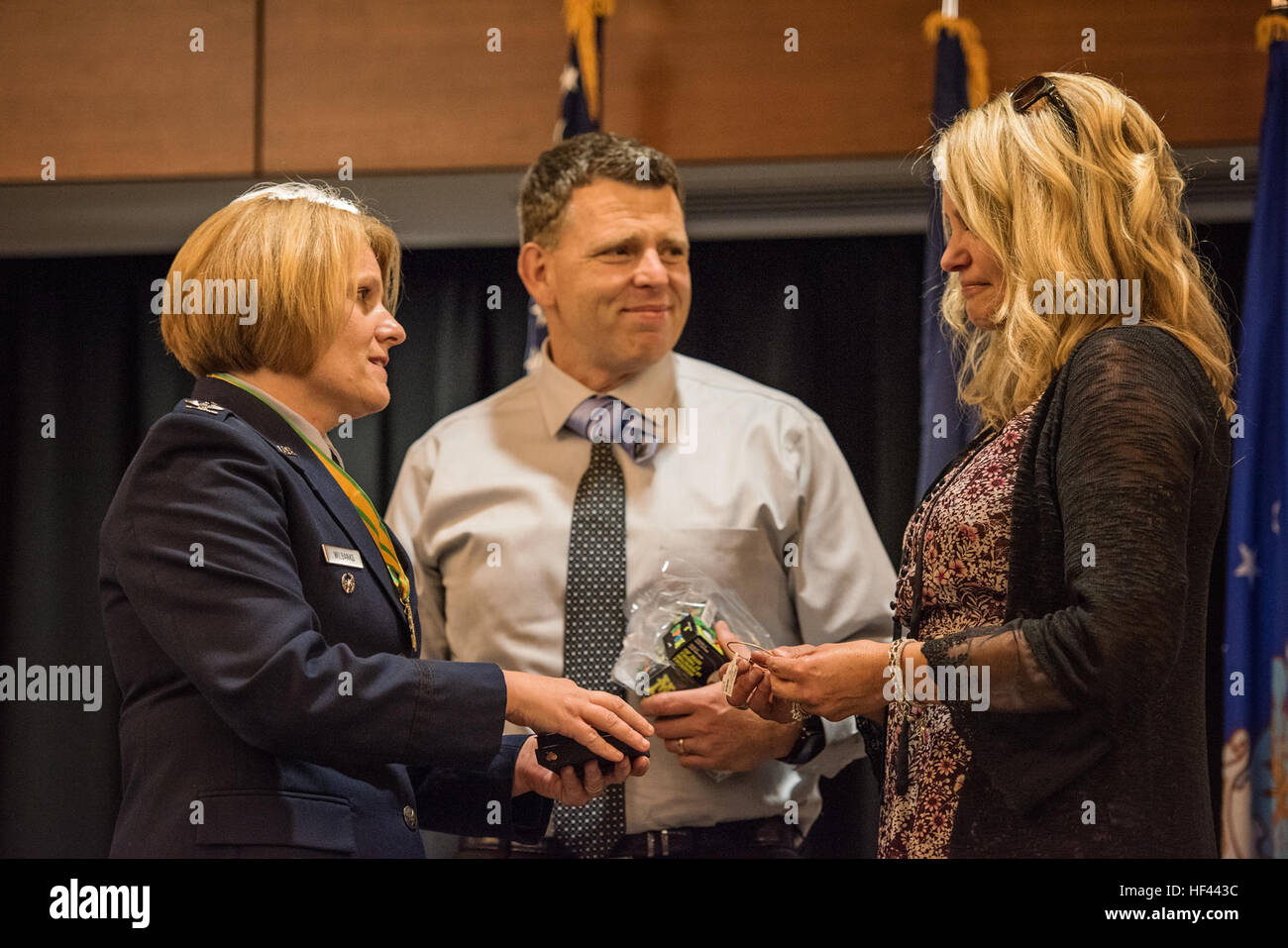 Il colonnello Wilbanks si ritirò dalla Alaska Air National Guard presso Joint base Elmendorf-Richardson dopo una illustre carriera che comprendeva il servizio attivo e il servizio di guardia. Fu commissionata attraverso il Reserve Officer Training Corps nel 1989, prestò servizio con il 351st Strategic Missile Wing presso la Whitman Air Force base, e fu di stanza in Alaska prima di unirsi alla Alaska Air National Guard nel 1998. Foto Stock