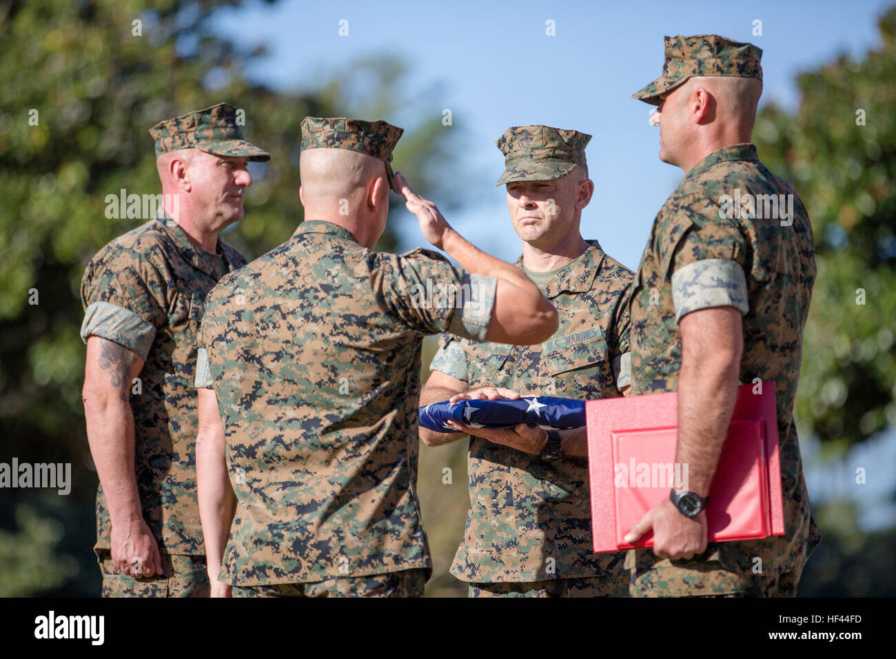 Stati Uniti Marine Corps Sgt 1a. Joshua W. Hairston, centro, 2° battaglione del serbatoio, seconda divisione Marine (2d MARDIV), saluta e offre una bandiera per il Mag. John K. Amore, comandante generale, 2d MARDIV di Camp Lejeune, N.C., 13 ottobre, 2016. La bandiera è stata percorsa in onore di Sgt. Il Mag. David L. Bradford, 30 anni di servizio negli Stati Uniti Marine Corps. (U.S. Marine Corps foto di Cpl. Kelly L. Street, 2d MARDIV Combattere la telecamera) 2d rilievo MARDIV & nomina 161012-M-OU200-1542 Foto Stock