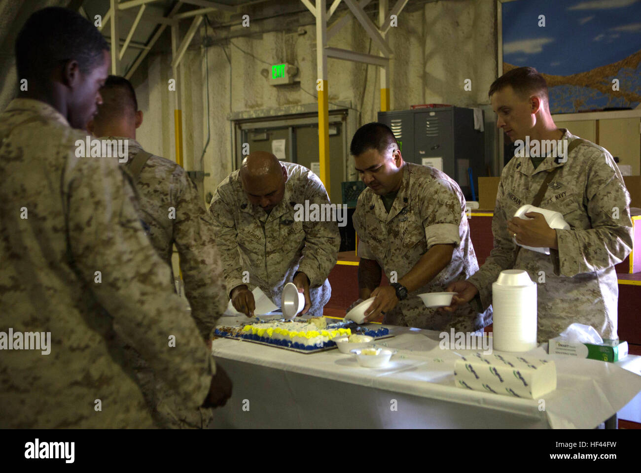 Stati Uniti I marinai della marina passano fuori la torta, su Camp Wilson, ventinove Palms, California, 13 ottobre, 2016. 4° Reggimento Marino ha ospitato il Navy Torta cerimonia del taglio per celebrare il Navy 241st del compleanno durante la formazione integrata esercizio 1-17. (U.S. Marine Corps photo by Lance Cpl. Sarah N. Petrock, 2d MARDIV Combattere la telecamera) 161013-M-IK146-1037 161013-M-IK146-1037 Foto Stock
