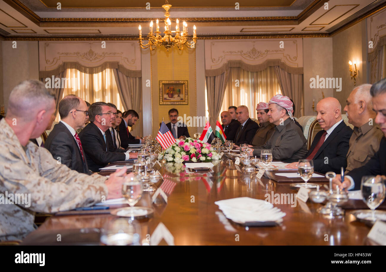 Il Segretario della Difesa Ash Carter incontra Presidente del Kurdistan iracheno Regione Masoud Barzani dopo essere arrivati a Erbil, Iraq, Ott. 23, 2016. (DoD foto di U.S. Air Force Tech. Sgt. Brigitte N. Brantley) 161023-D-GO396-182 (29874537273) Foto Stock