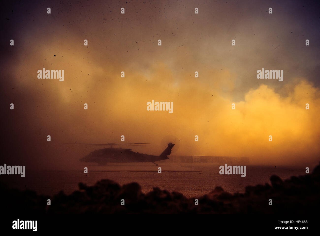 Un U.S. Esercito UH-60Q Dustoff elicottero atterra a Qayyarah West Airfield, Iraq, nov. 19, 2016. La UH-60Q fornisce un sei paziente sistema di lettiera, on-board la generazione di ossigeno e un medico di sistema di aspirazione. UH-60Q è un UH-60un derivato e incorpora UH approssimativo-60A caratteristiche. La UH-60Q offre eccezionali la cura del paziente è aumentata la capacità di sopravvivenza, più a lungo raggio, maggiore velocità e aggiunge funzionalità di missione. (U.S. Air Force foto di Senior Airman Giordania Castelan) 161119-F-YC884-0056 (31138788856) Foto Stock