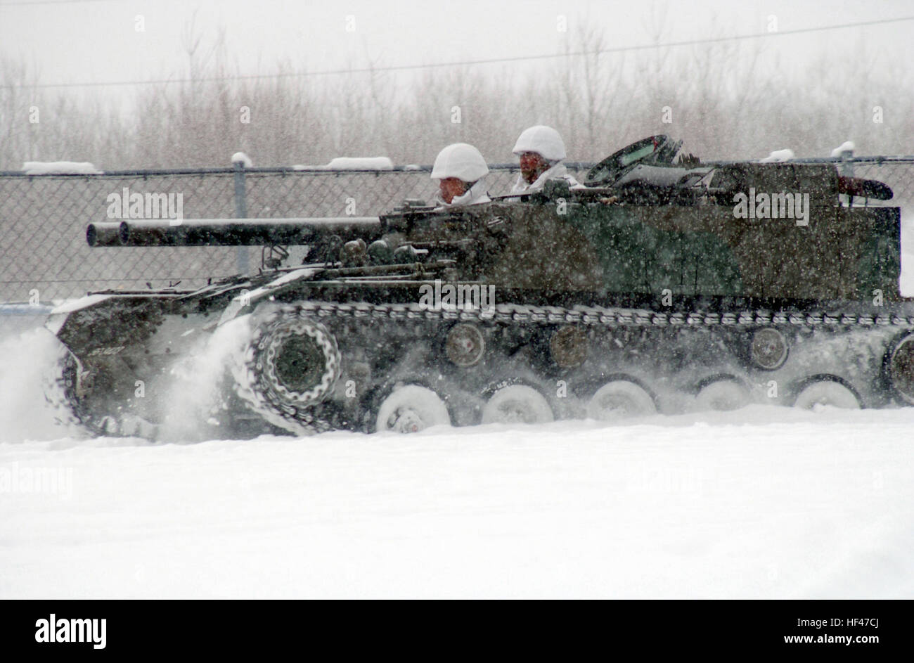 Un giapponese tipo 60 semovente pistola recoilless aratri attraverso la neve durante una dimostrazione messo su dall'esercito giapponese Self Defence Force (JASDF) 2° Battaglione, 3° Marines, durante la fase iniziale di esercizio di luce della foresta II 2003. Tipo-60-sp-20030217 Foto Stock