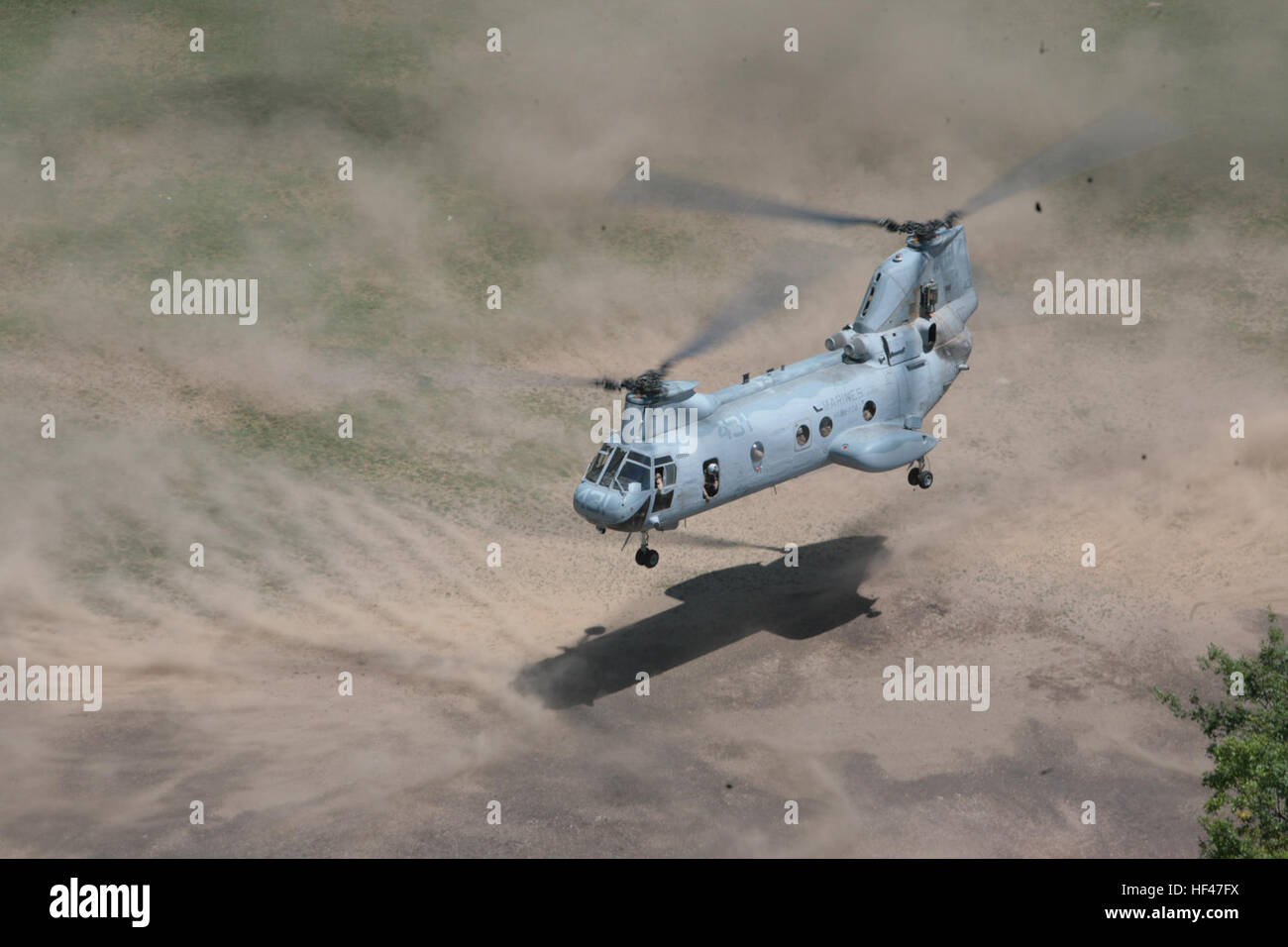 Un CH-46 Sea Knight vola fuori della Corona Park, Queens dopo il completamento di un elicottero raid. Più di 3.000 marines, marinai e la costa guardie saranno nella zona che partecipano nella comunicazione alla comunità eventi e dimostrazioni delle attrezzature. Questo è il ventiseiesimo anno New York City ha ospitato il mare Servizi Flotta per settimana. Settimana della flotta incursioni in elicottero in New York City DVIDS284677 Foto Stock Un CH-46 Sea Knight vola fuori della Corona Park, Queens dopo il completamento di un elicottero raid. Più di 3.000 marines, marinai e la costa guardie saranno nella zona che partecipano nella comunicazione alla comunità eventi e dimostrazioni delle attrezzature. Questo è il ventiseiesimo anno New York City ha ospitato il mare Servizi Flotta per settimana. Settimana della flotta incursioni in elicottero in New York City DVIDS284677 Foto Stock