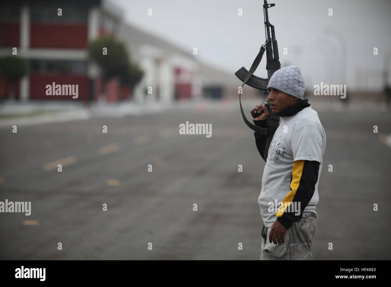 Un peruviano ruolo di giocatore sta in strada in attesa di una simulazione di attacco da parte di Stati Uniti Marines da speciali Air-Ground Marine Task Force 24 durante la multinazionale spiaggia Amphibious Assault esercitazione in Ancon, Perù il 19 luglio 2010 l'unità è stato distribuito a sostegno del funzionamento del partenariato del Americhe/scambio meridionale, un combinato di esercizio di anfibio progettato per migliorare la partnership di collaborazione con le forze di marittimi provenienti da Argentina, Messico, Perù, Brasile, Uruguay e Colombia. Demo finale - atterraggio Amphib DVIDS302547 Foto Stock