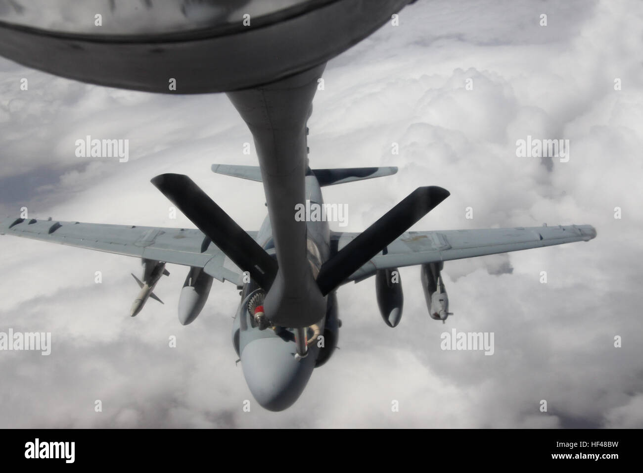 Un EA-6B Prowler refuels off il braccio di un U.S. Air Force KC-135R Nave cisterna a circa 20.000 piedi in Nevada cieli, luglio 27. Il Prowler è da Marina Tactical Electronic Warfare Squadron 3 e la nave cisterna è dal ventiduesimo Air Refuelling ala, di stanza al di fuori del McConnell Air Force Base, Kan. Entrambi i velivoli hanno partecipato a Red Flag 10-4. Red Flag è tenuto quattro volte l'anno. Un passo più vicino, VMAQ-3 completa la bandiera rossa DVIDS Formazione308606 Foto Stock