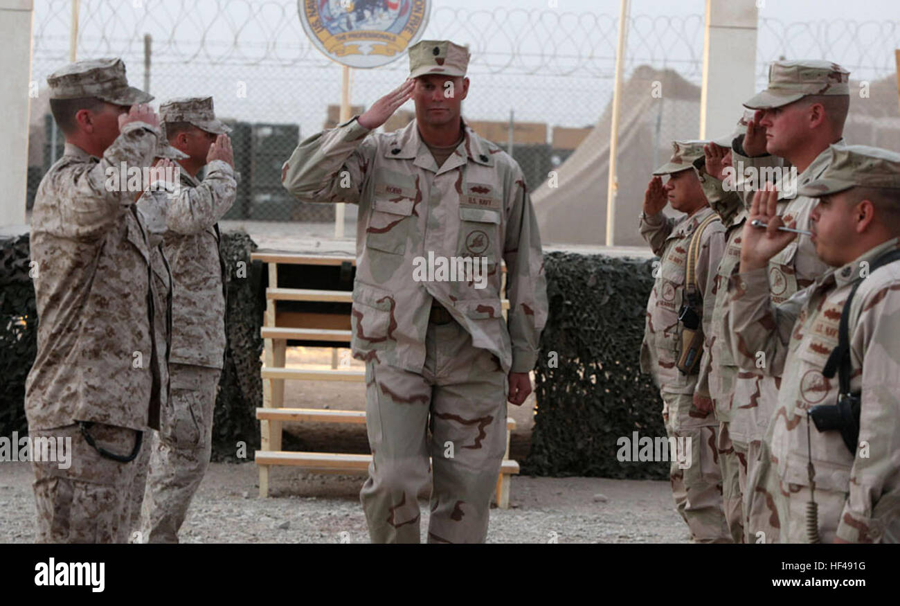 Undici marinai sono promossi a sottufficiale capo, salutando i ragazzi laterali a Camp Leatherneck. Circa 3.500 sottufficiali di prima classe in tutto il mondo furono promossi, segnando una significativa pietra miliare nella leadership nello sviluppo del personale navale. Foto Stock