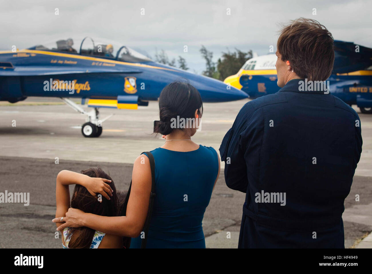 James Clarke, un professore di fisica a scuola Punahou a Honolulu, vi attende con la sua famiglia prima della sua consulente chiave volo in uno dei Blue Angels F/A-18 Hornet jet da combattimento al Marine Corps Air Station Kaneohe Bay, Hawaii, Sett. 22, 2010. Clarke è stato uno dei diversi locali figure aggiudicati la possibilità di volare in uno dei Blue Angels. Il famoso Blue Angels, parte dell'U.S. La marina di dimostrazione di volo squadrone, sono slated per eseguire durante il Kaneohe Bay qui Airshow sett. Da 25 a 26. Blue Angels preparare per Kaneohe Bay DVIDS Airshow322503 Foto Stock