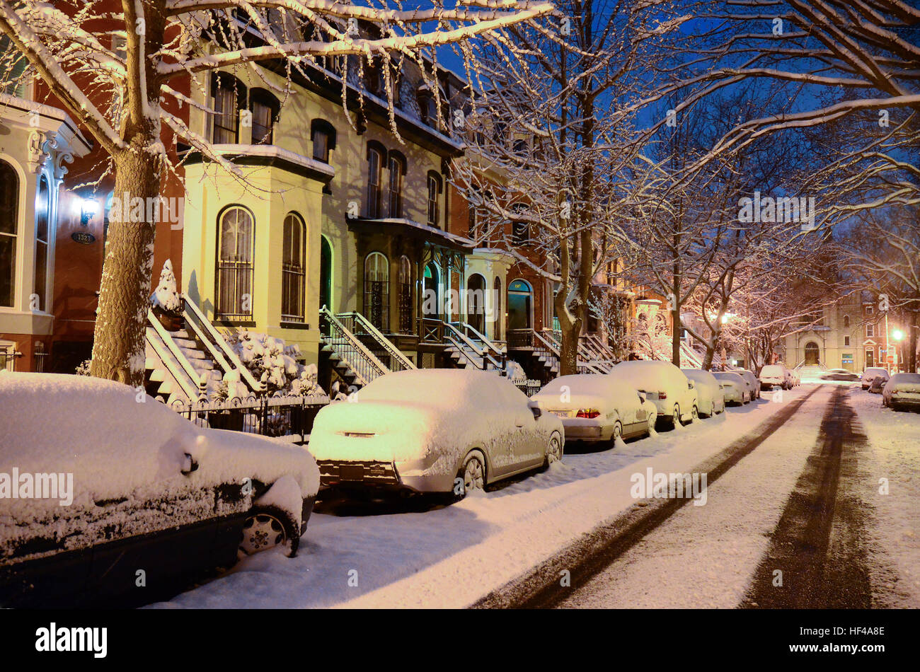 Vecchia Riga Vittoriano case e coperta di neve auto su una strada residenziale a Washington, DC. Foto Stock