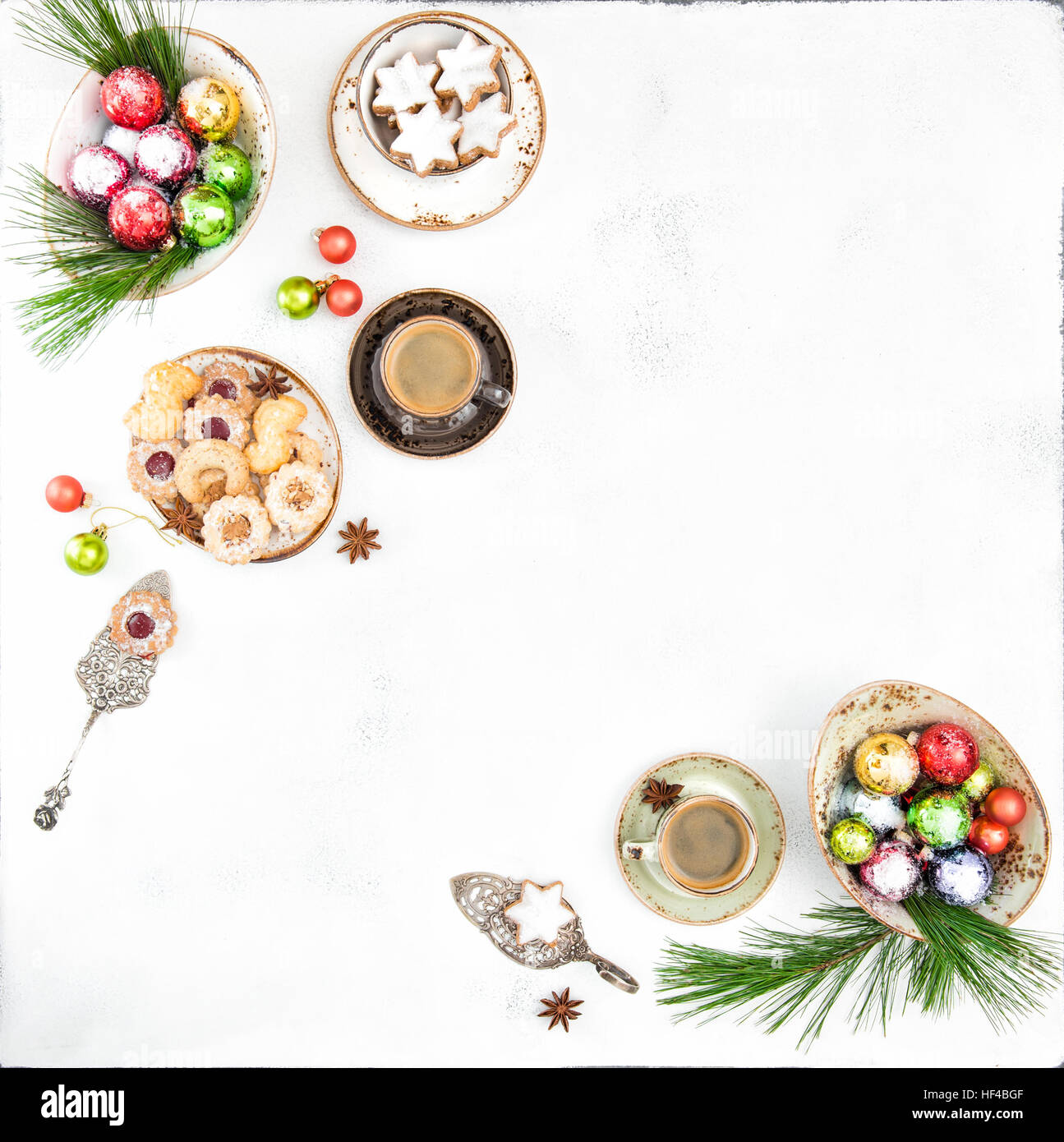 Gastronomia natalizia e decorazione. Biscotti tradizionali e caffè. Ancora in vita. Vista superiore Foto Stock