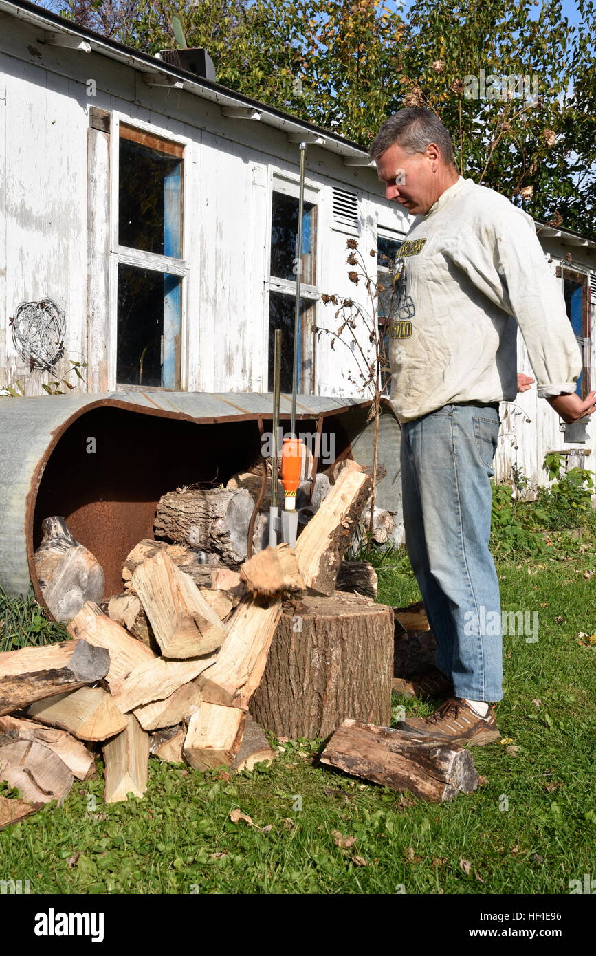 Il legno divisione con un divisore di Smart in una fattoria o rurali homestead. Foto Stock