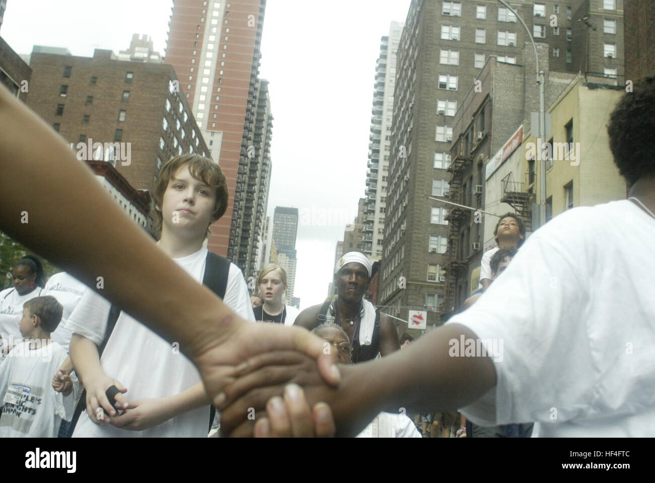 Manifestanti marzo contro George Bush, l'amministrazione repubblicana, la guerra in Iraq e per altre cause, durante la povera gente di marzo. La protesta è continuata attraverso la settimana del 2004 Convention Nazionale Repubblicana in New York City. Foto Stock
